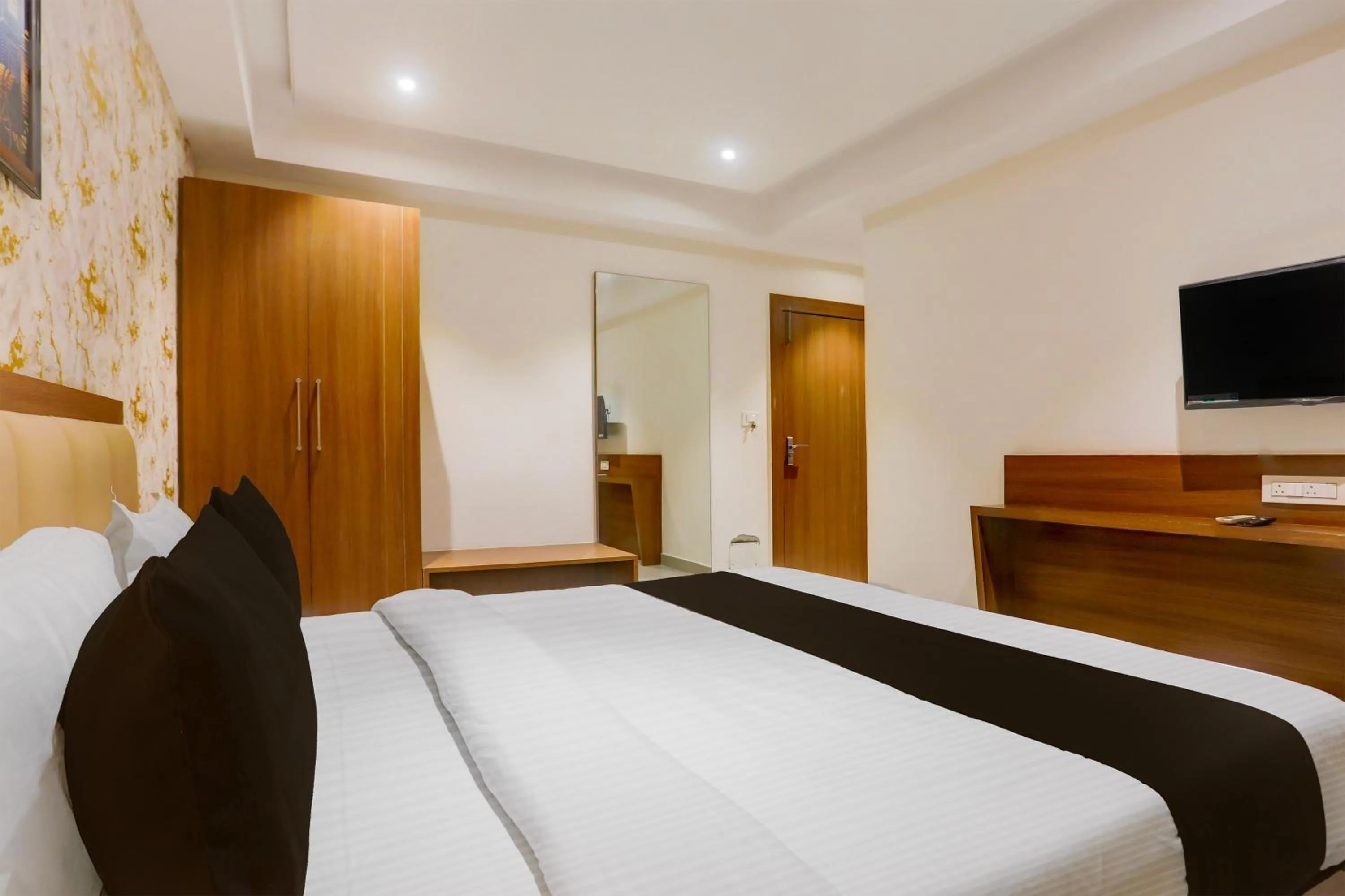 Bedroom, Bed in Super Townhouse Oak Sevoke Road Siliguri