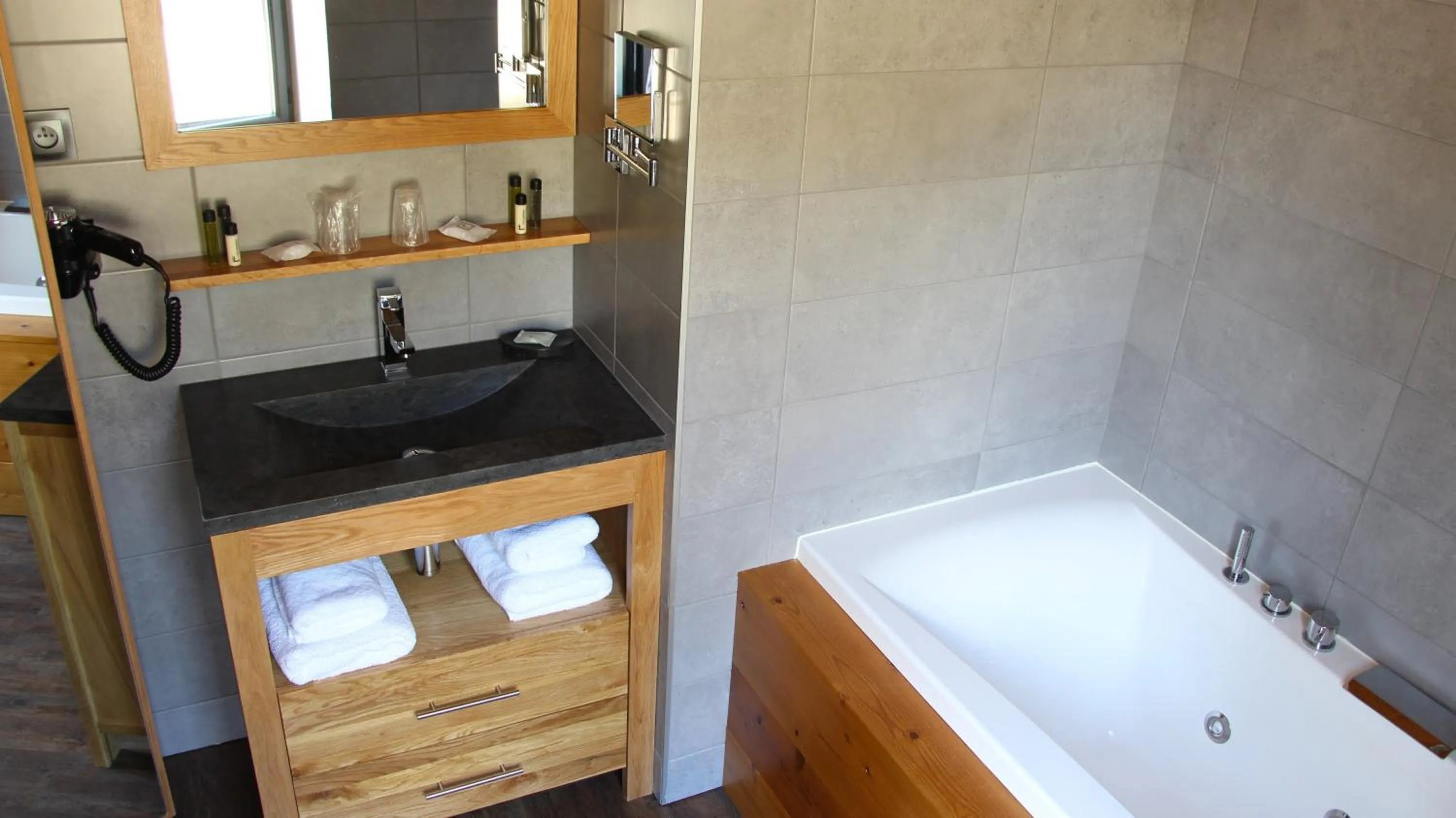 Bathroom in Hôtel L'Atelier de Donat