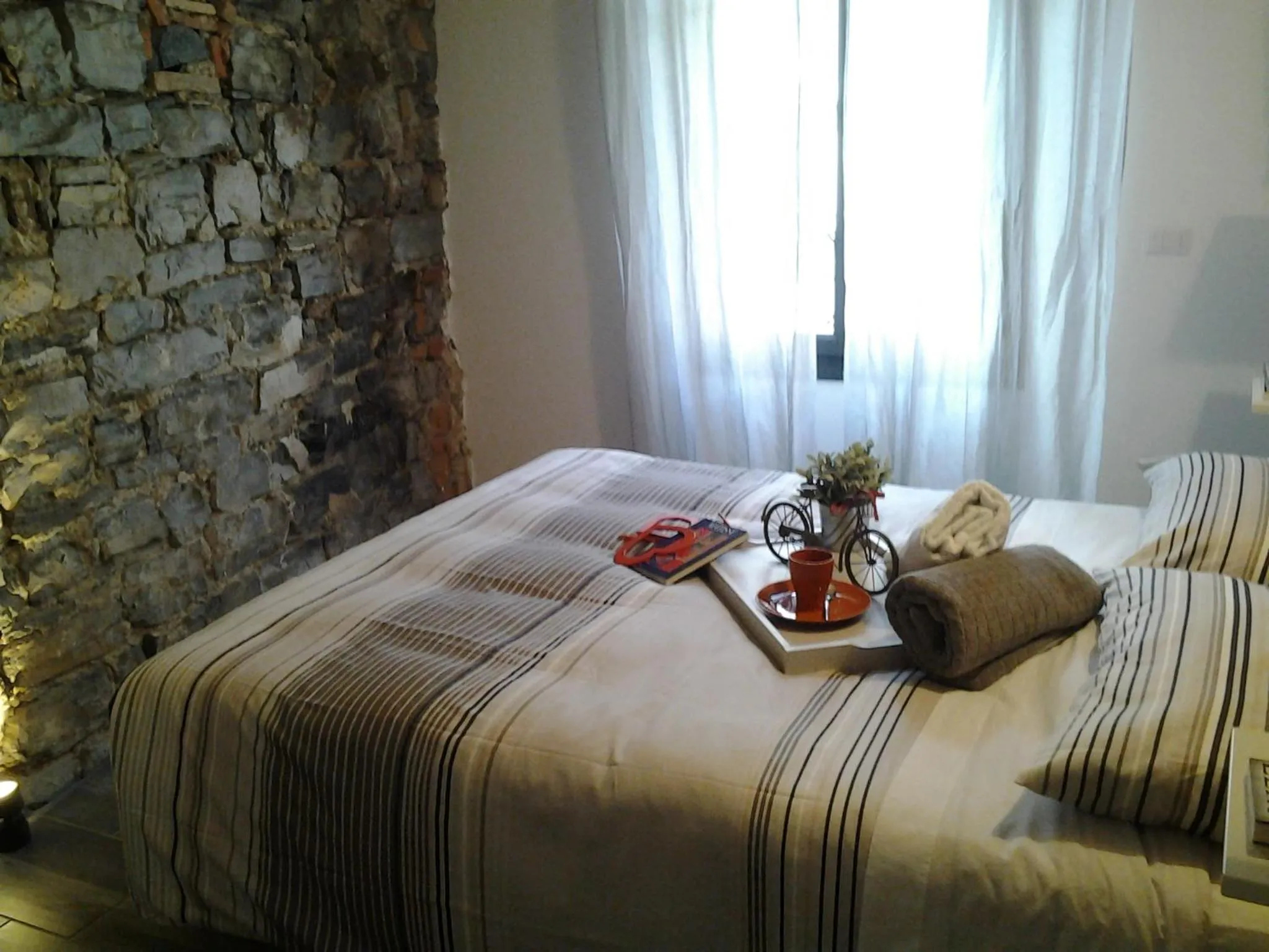 Bedroom, Bed in Como Via Carcano 13