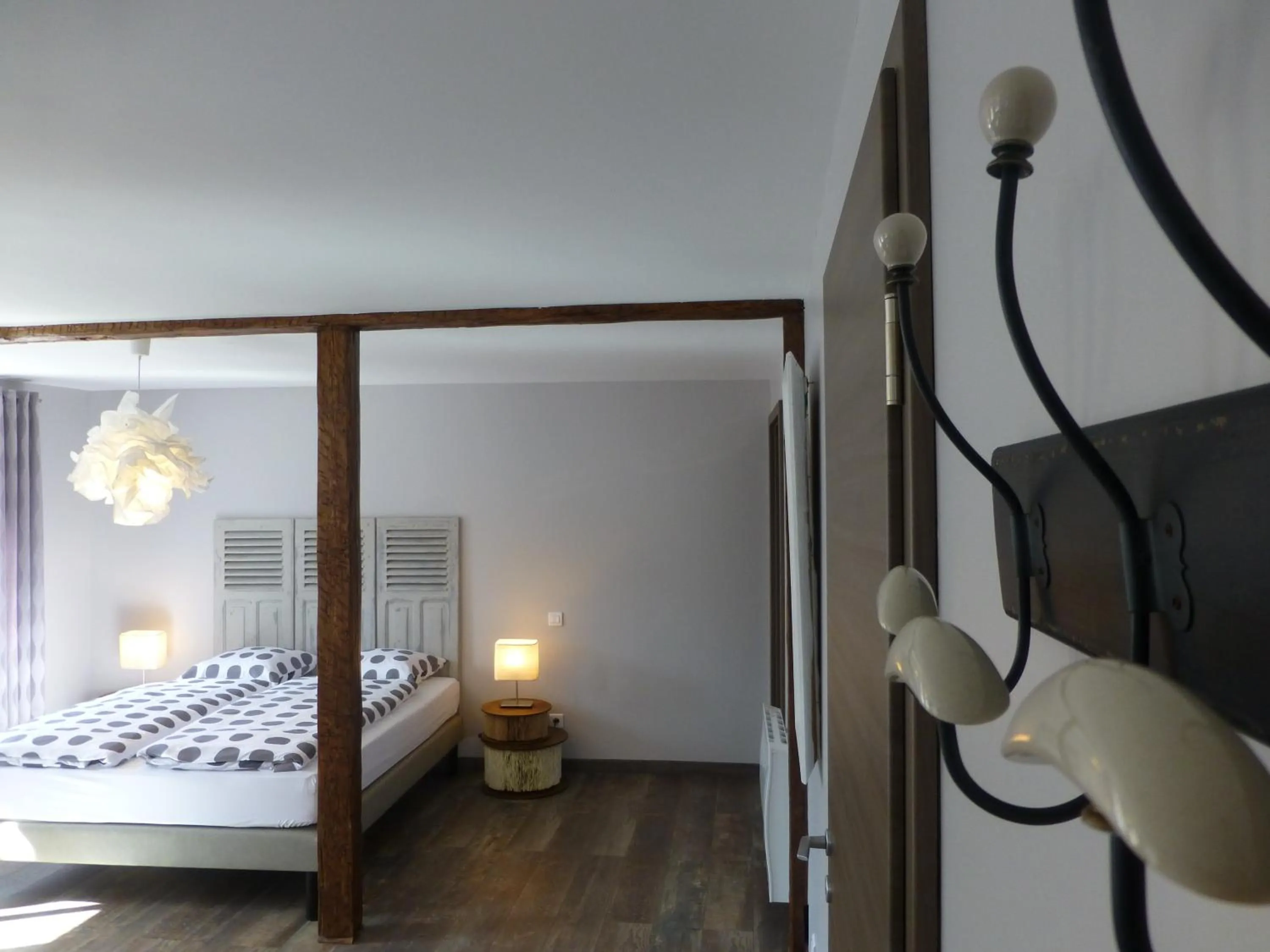 Decorative detail, Bed in L’Été en Novembre