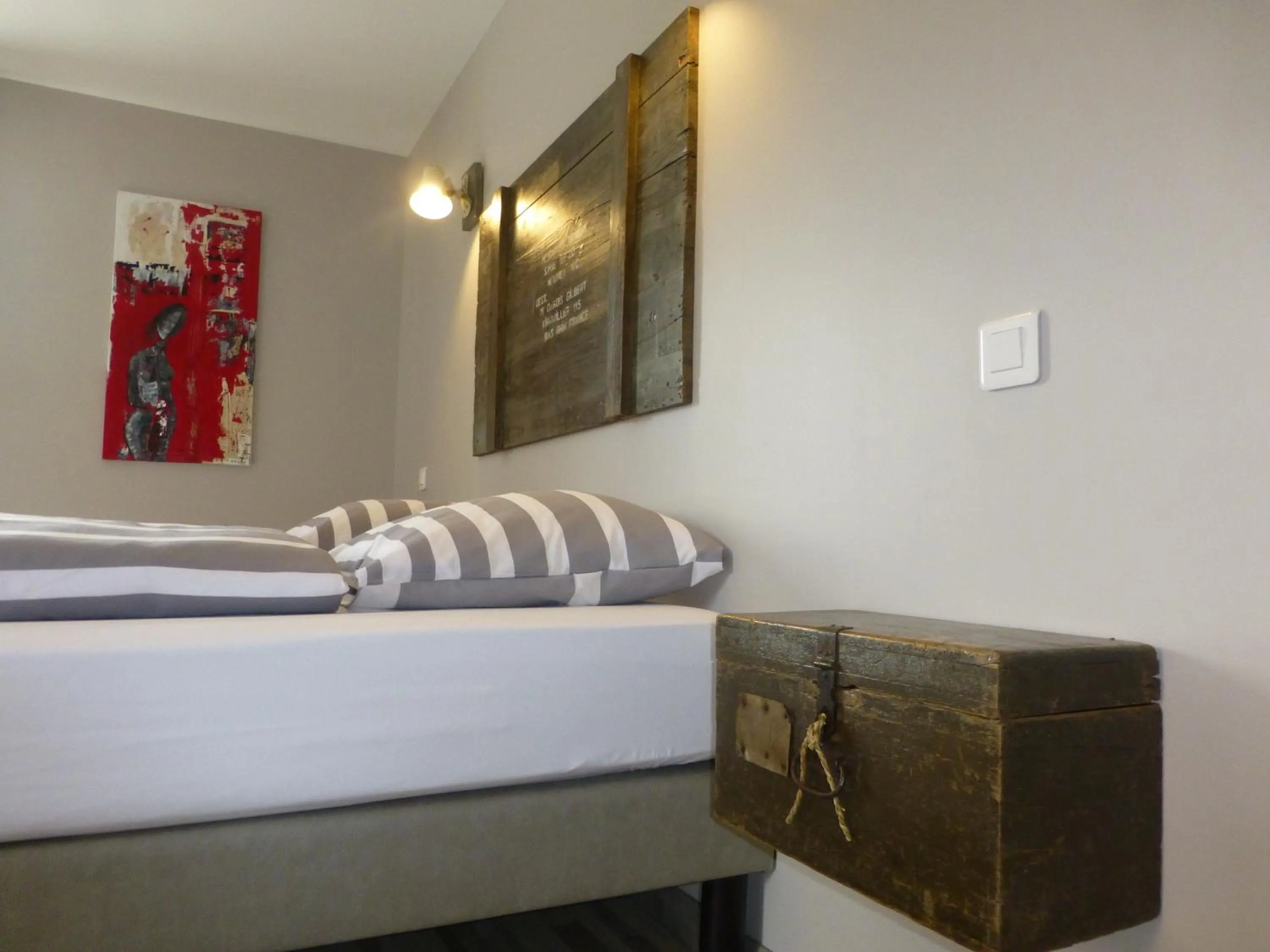 Decorative detail, Bed in L’Été en Novembre