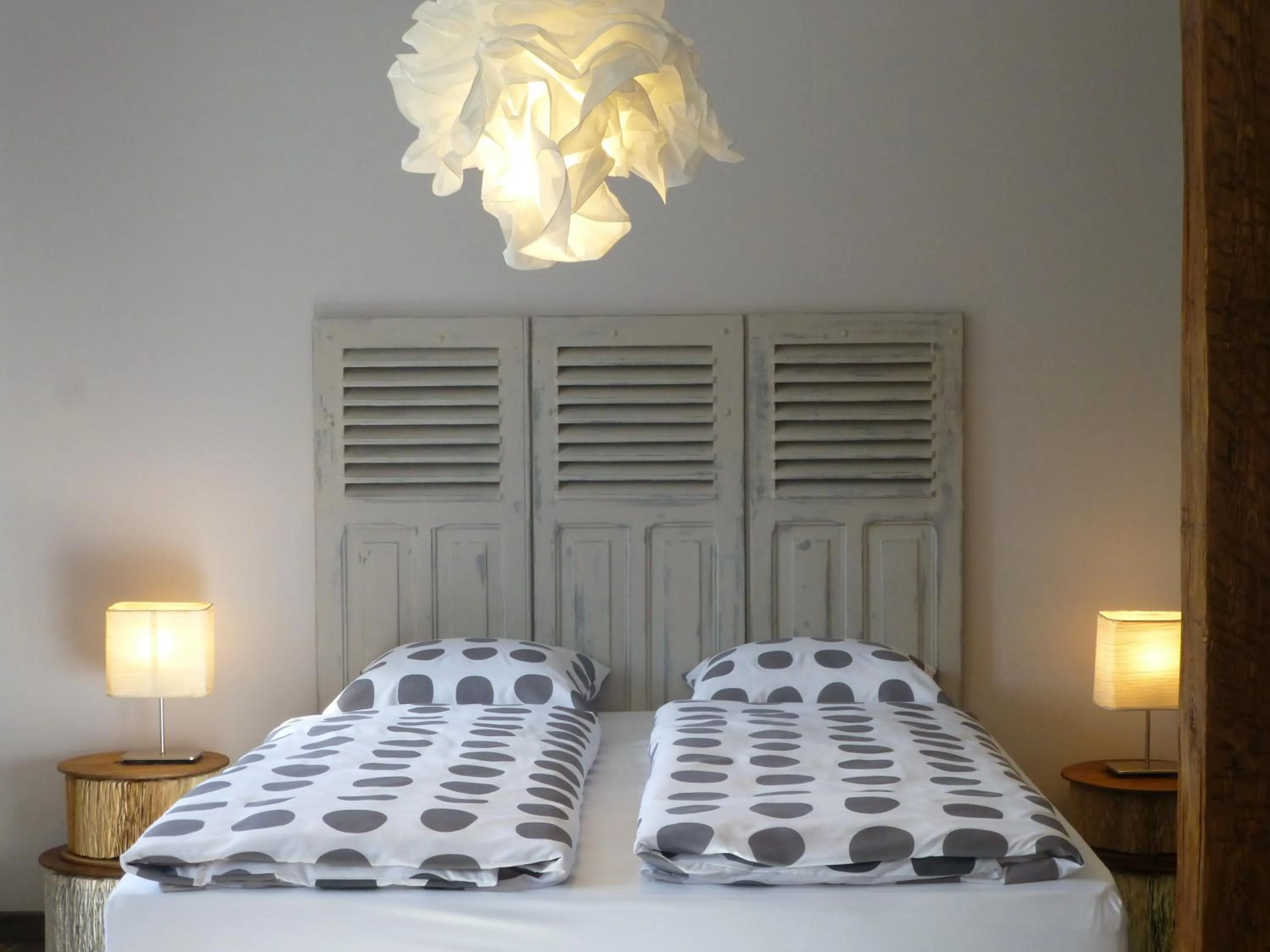 Decorative detail, Bed in L’Été en Novembre