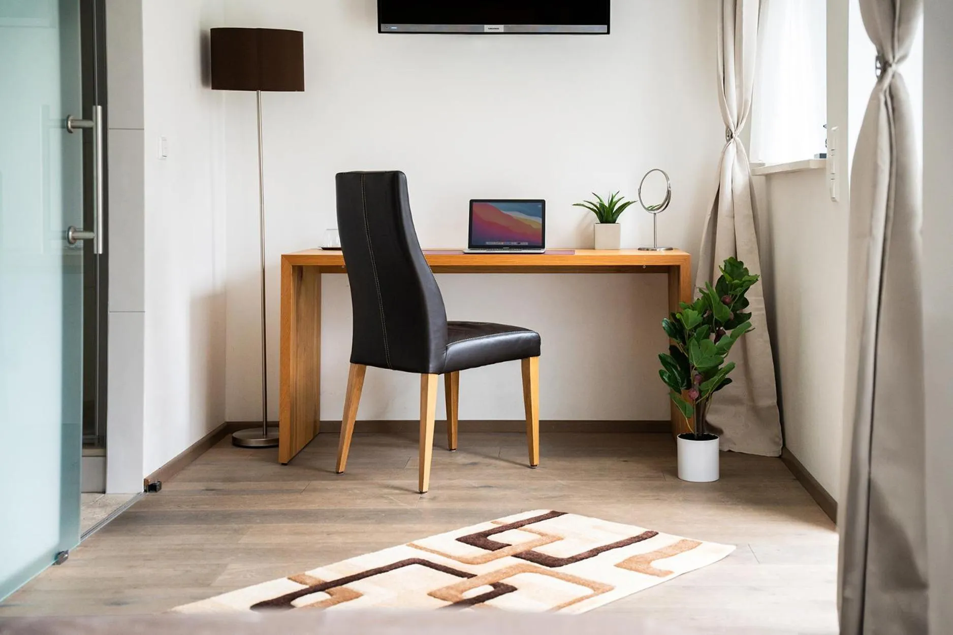 Hotel Vier Jahreszeiten Therme & Kliniken Bad Krozingen Nähe Freiburg & Schwarzwald Ideal für Geschäftsreisende & Wellness 24h Check-In WLAN & Parken gratis