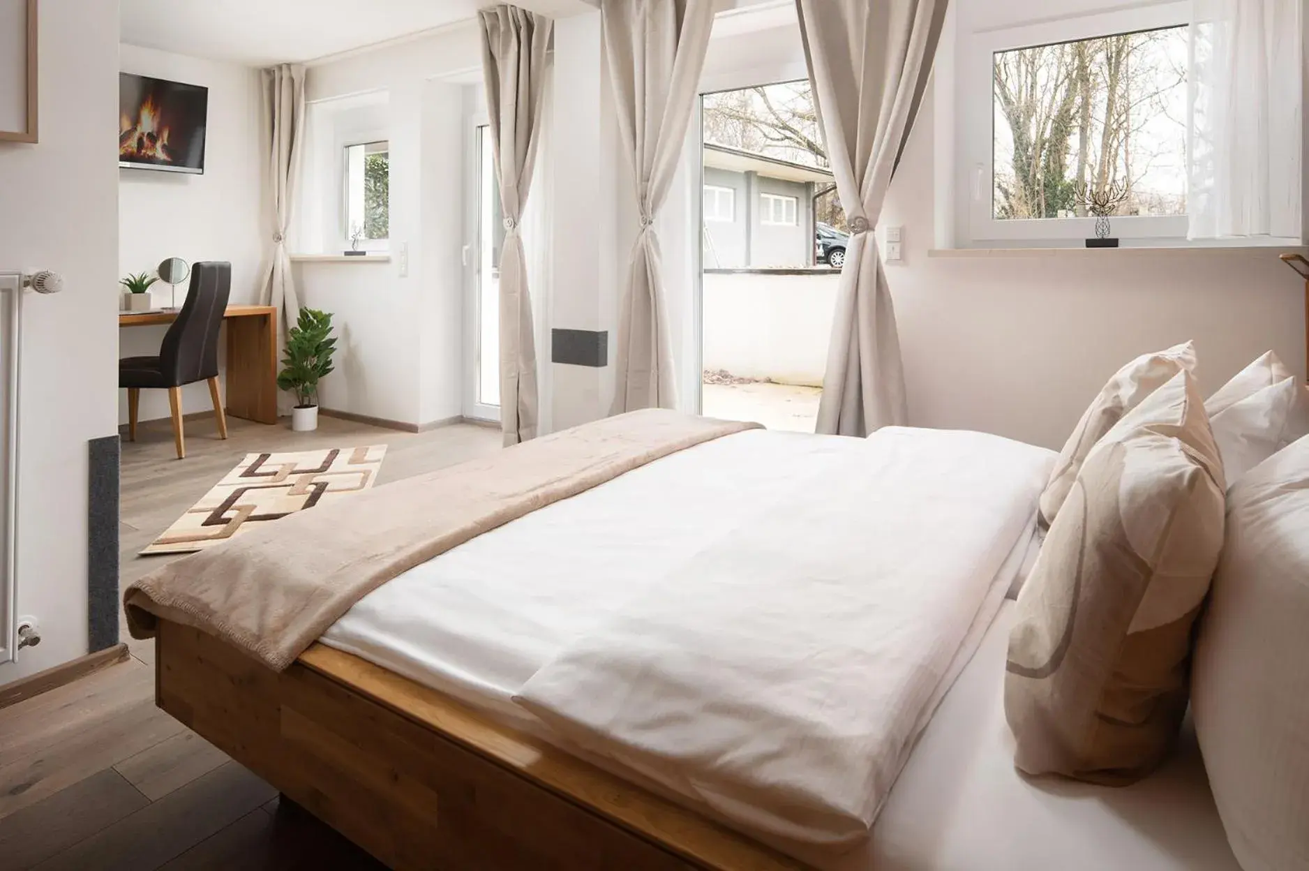 Double Room in Hotel Vier Jahreszeiten an der Therme & Kliniken Bad Krozingen Nähe Freiburg & Schwarzwald Ideal für Wellness Kur & Business Ausflüge 24h Check In- WLAN & Parken gratis Double Room in Hotel Vier Jahreszeiten an der Therme & Kliniken Bad Krozingen Nähe Freiburg & Schwarzwald Ideal für Wellness Kur & Business Ausflüge 24h Check In- WLAN & Parken gratis