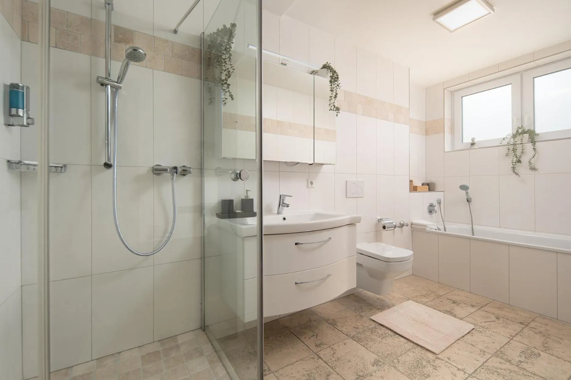 Hotel Vier Jahreszeiten Therme & Kliniken Bad Krozingen Nähe Freiburg & Schwarzwald Ideal für Geschäftsreisende & Wellness 24h Check-In WLAN & Parken gratis