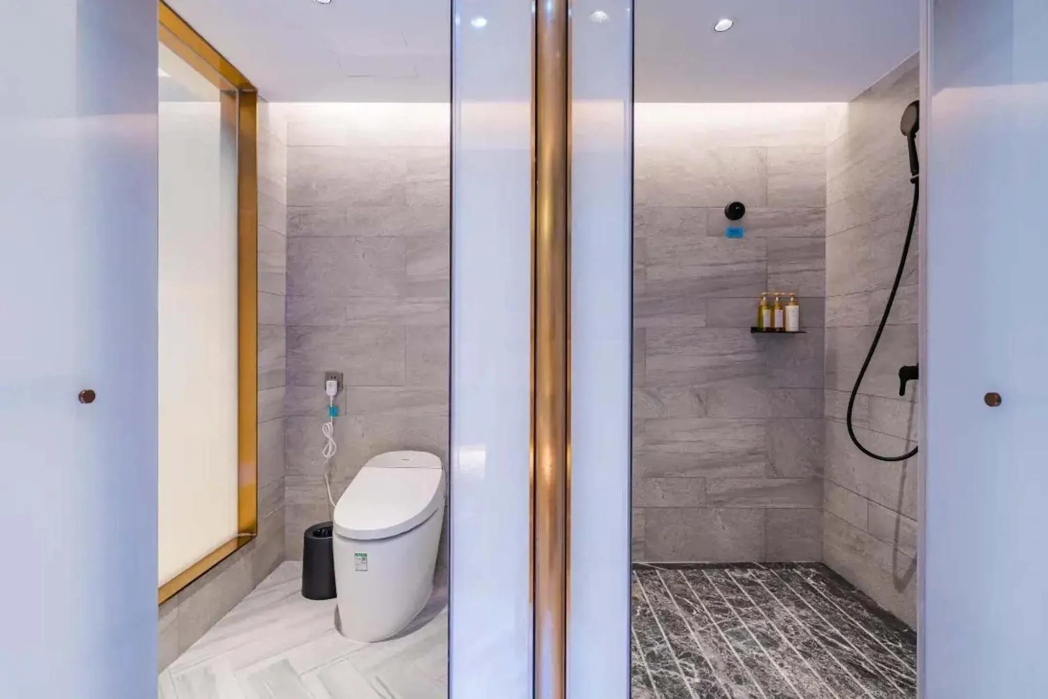 Shower in Shanghai Lujiazui Area BaBaiBan LANOU Hotel