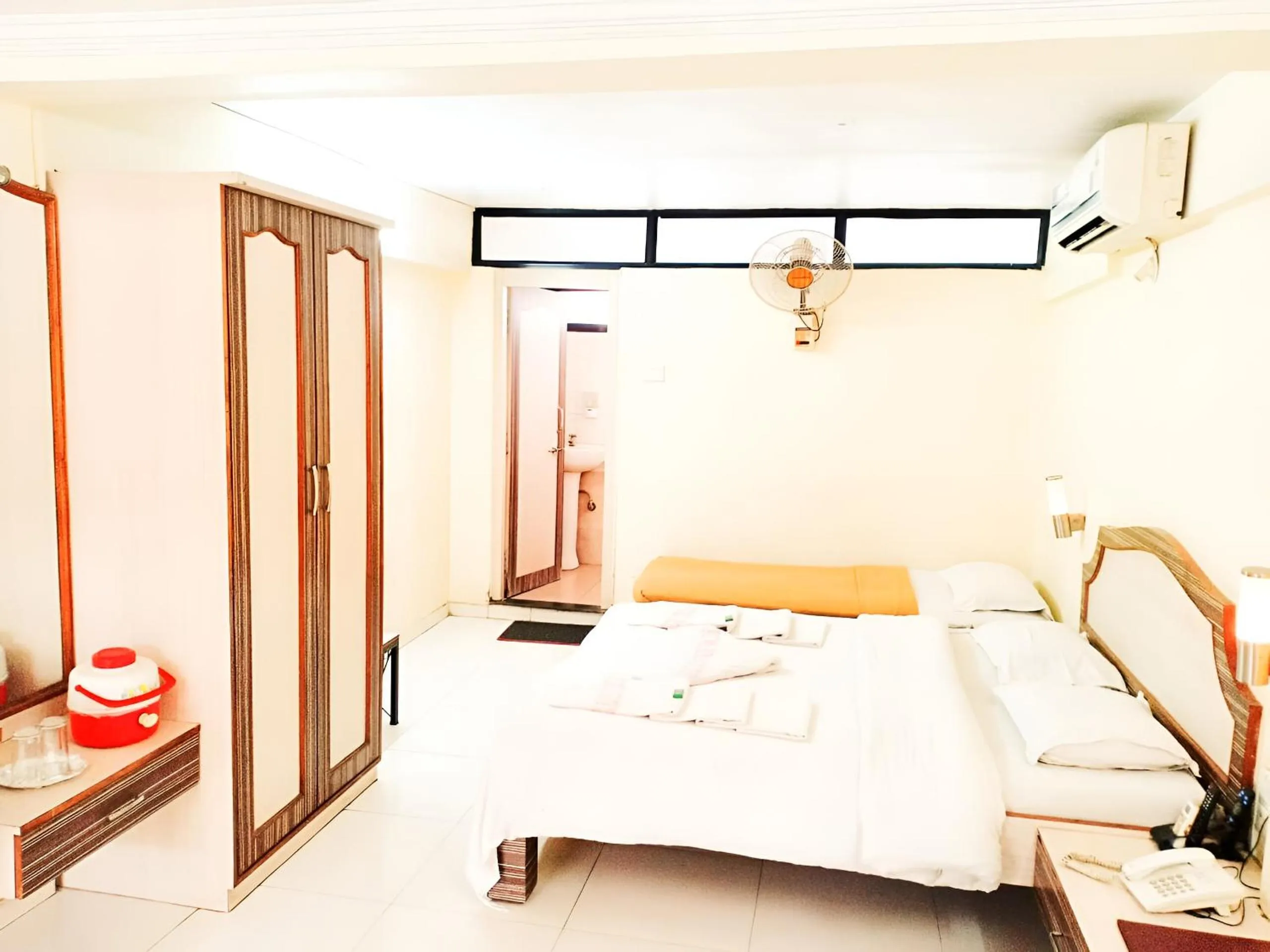 Photo of the whole room in Royale Heritage