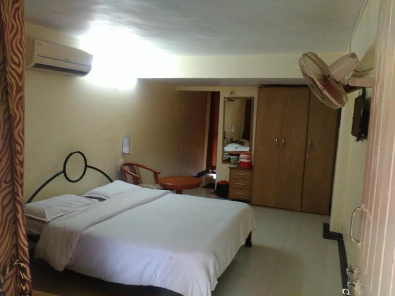 Photo of the whole room in Royale Heritage