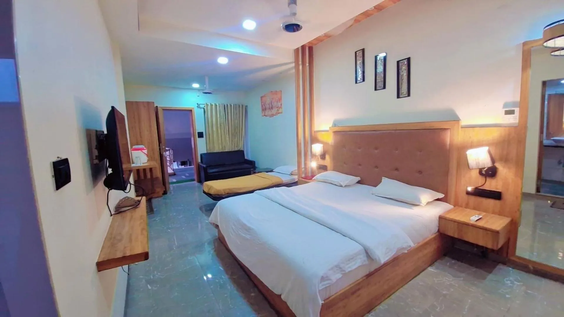 Photo of the whole room in Royale Heritage