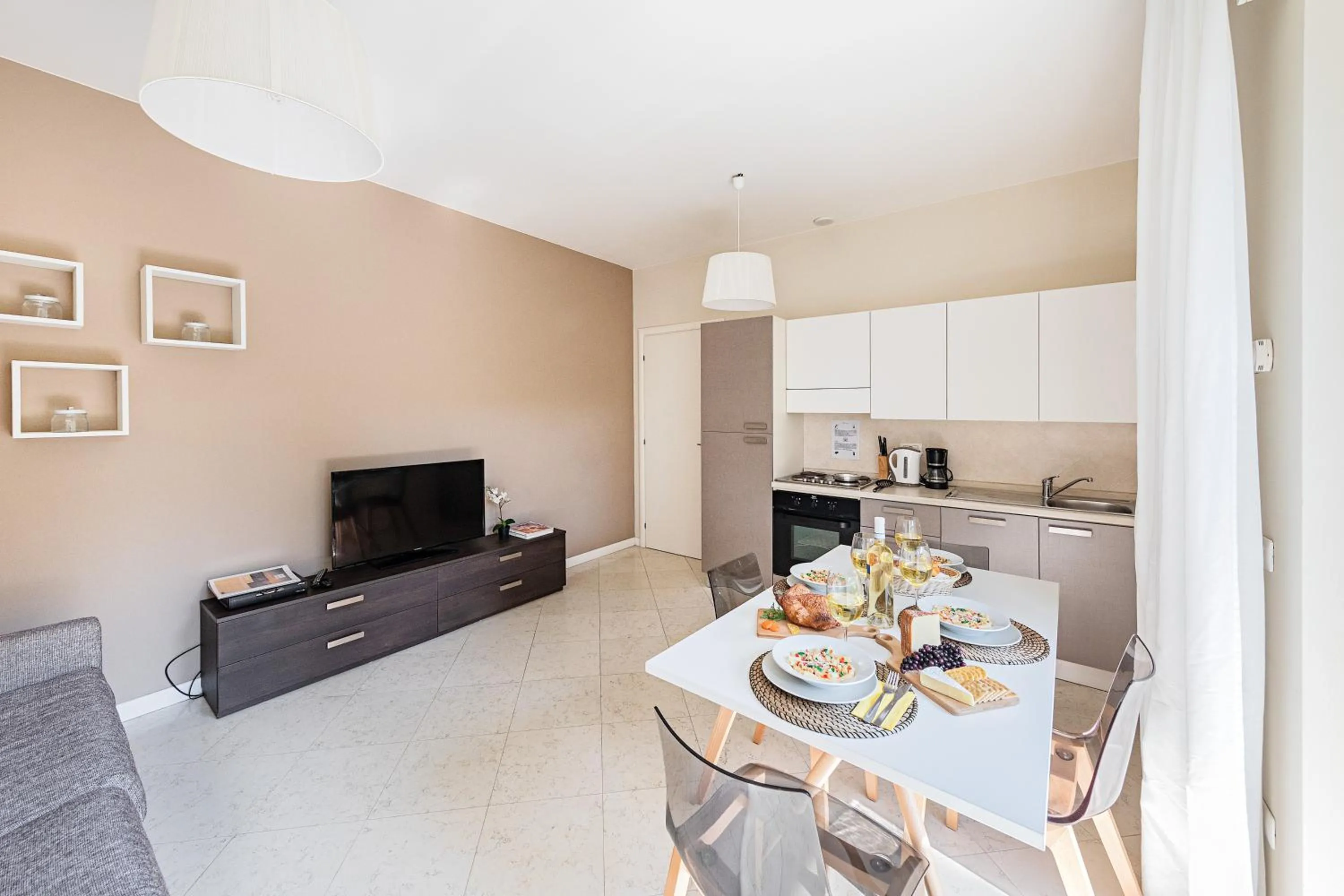 Dining area in Residenza Miralago by Wonderful Italy