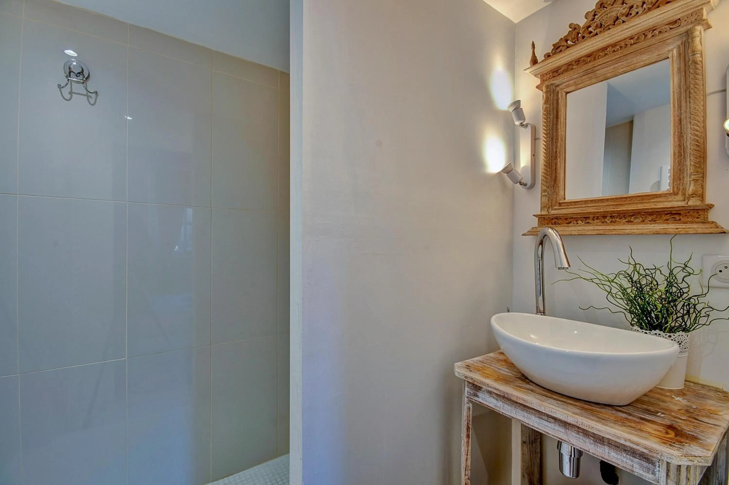 Shower in Les Secrets de Bacchus