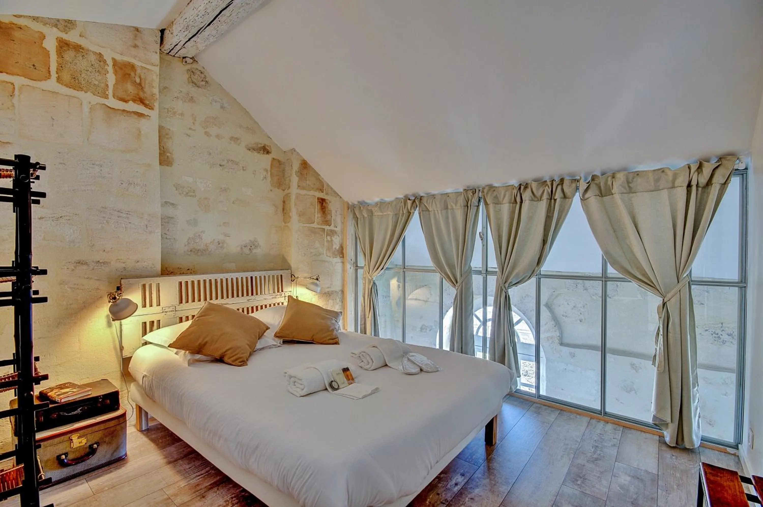 Photo of the whole room, Bed in Les Secrets de Bacchus