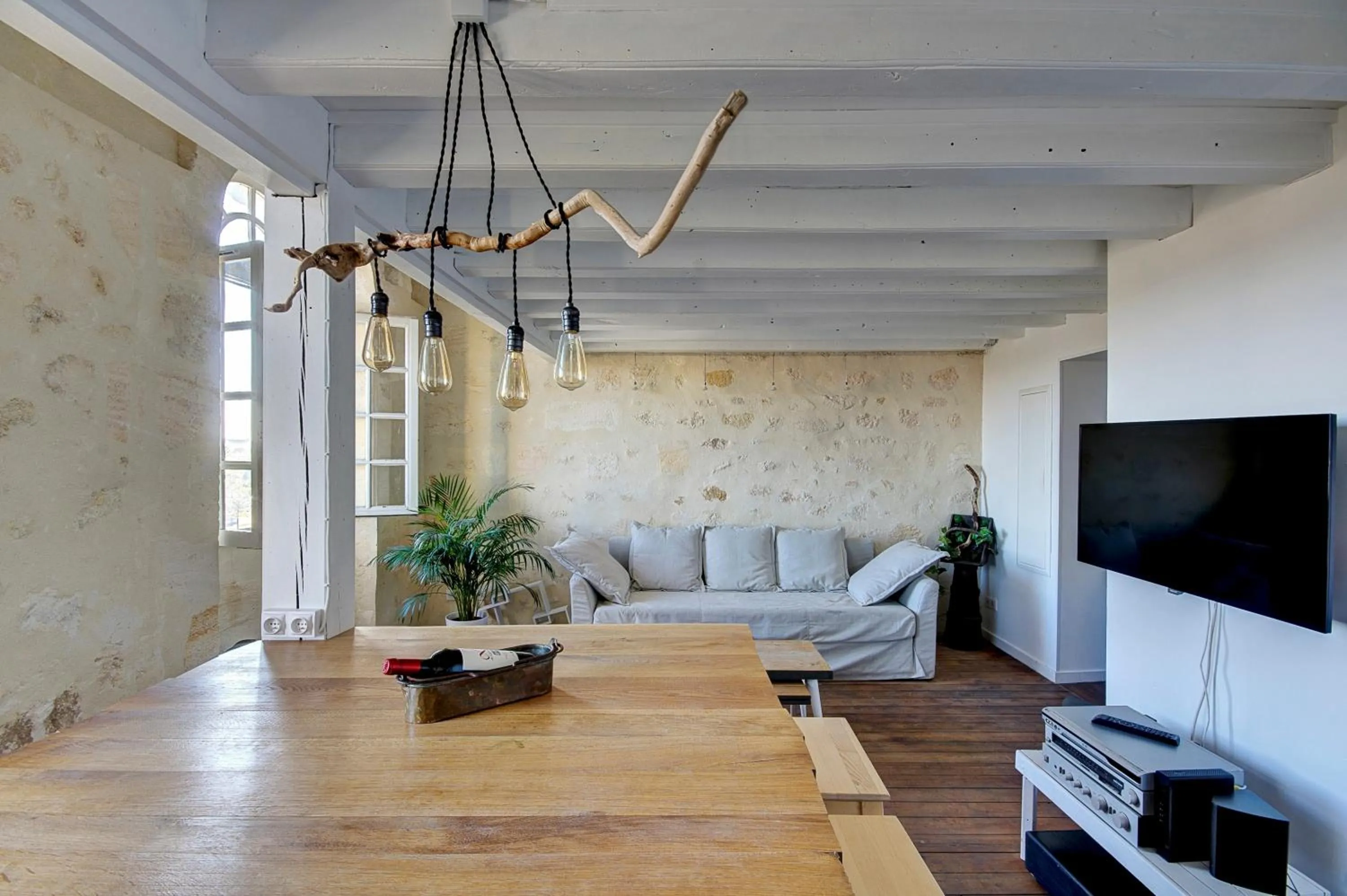 TV and multimedia in Les Secrets de Bacchus