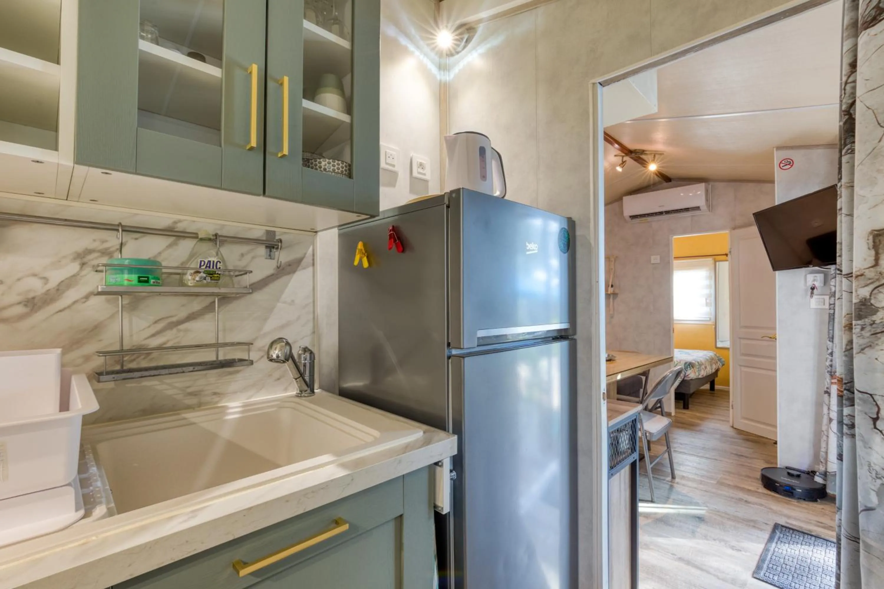 Kitchen or kitchenette in Mobil-Home camping Les Amandiers