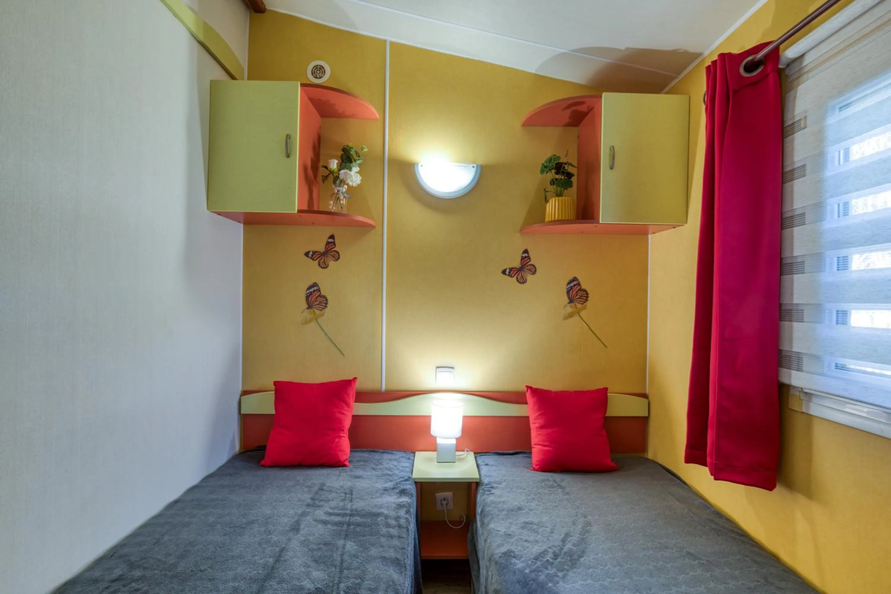 Property building, Bed in Mobil-Home camping Les Amandiers