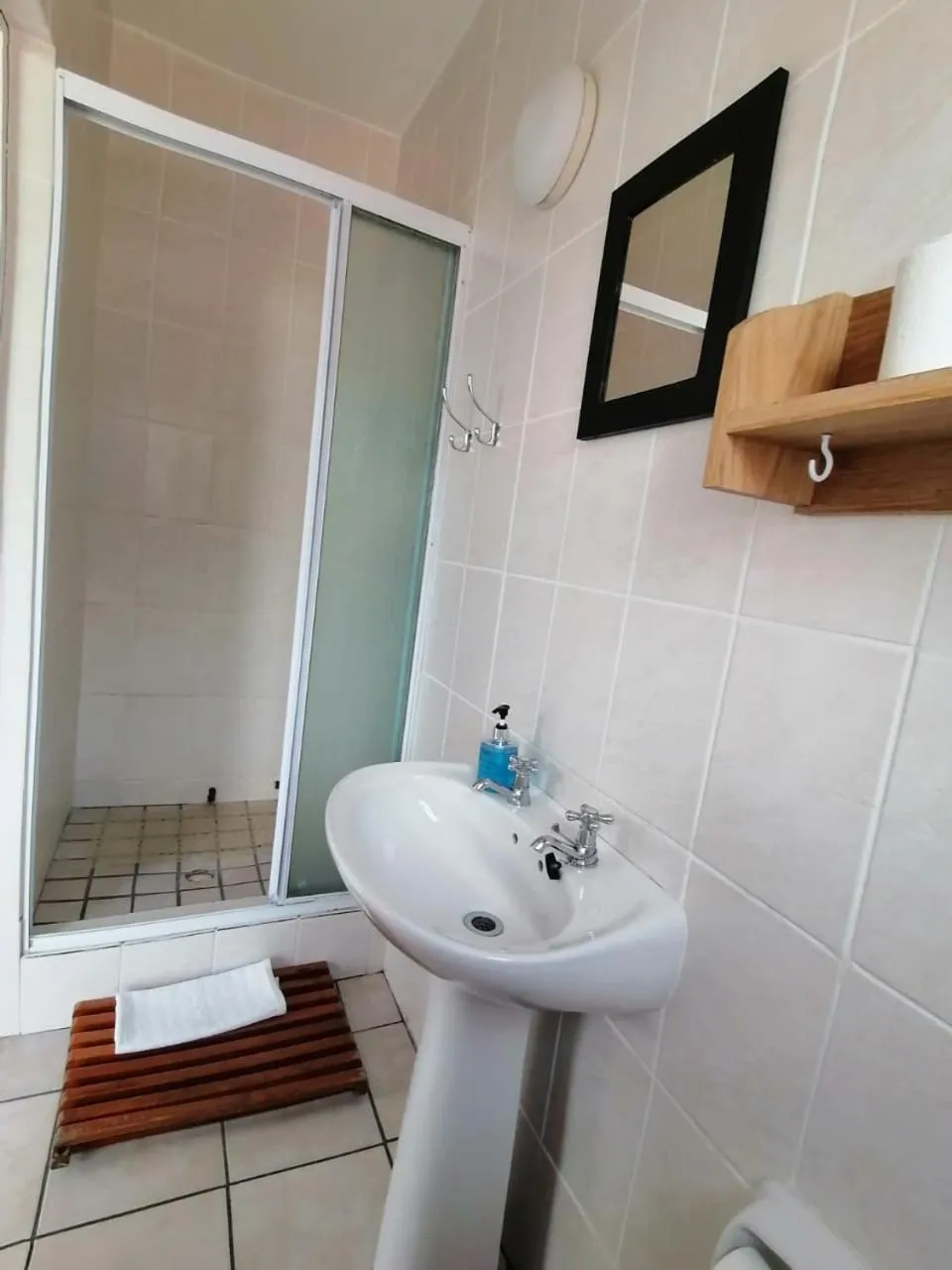 Shower in Oom Piet Accommodation