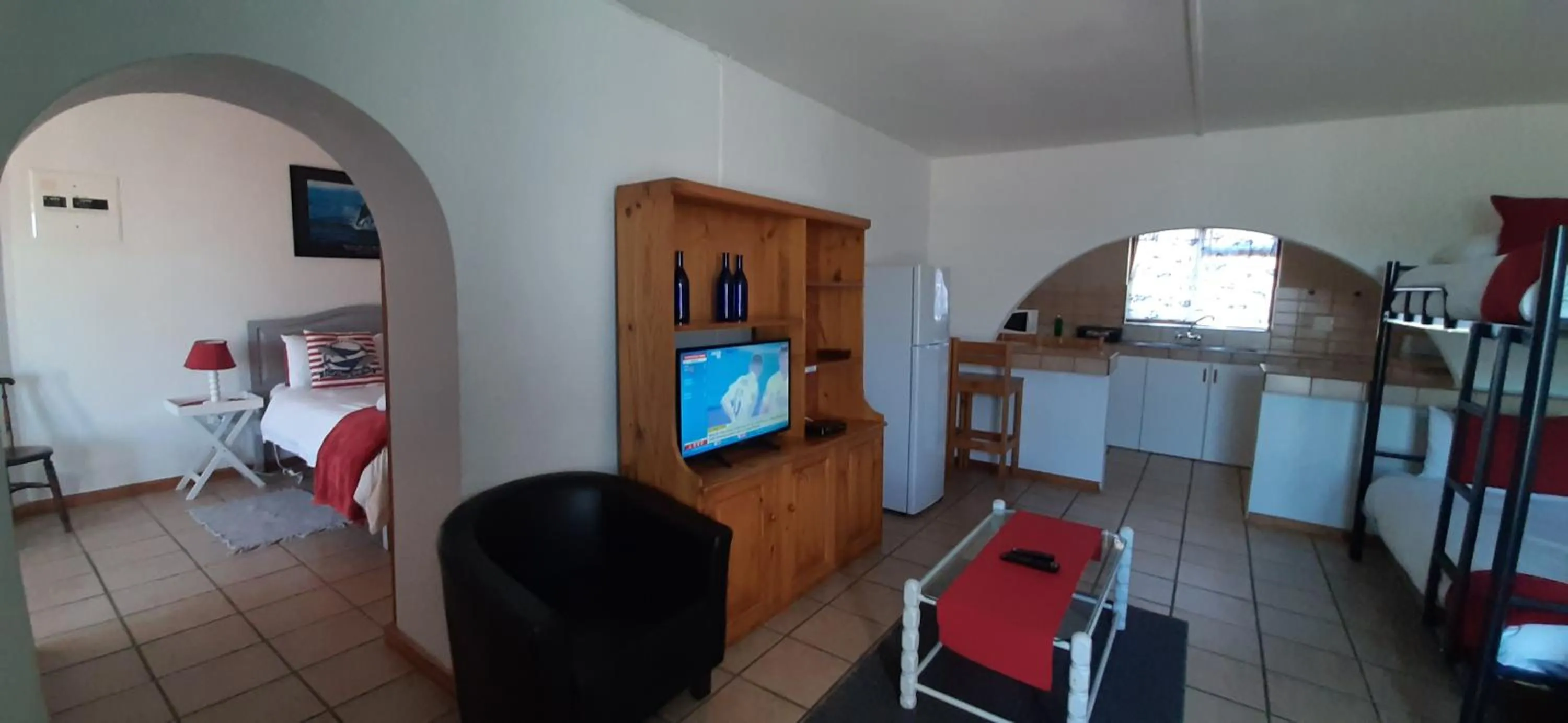 Kitchen or kitchenette, Bed in Oom Piet Accommodation