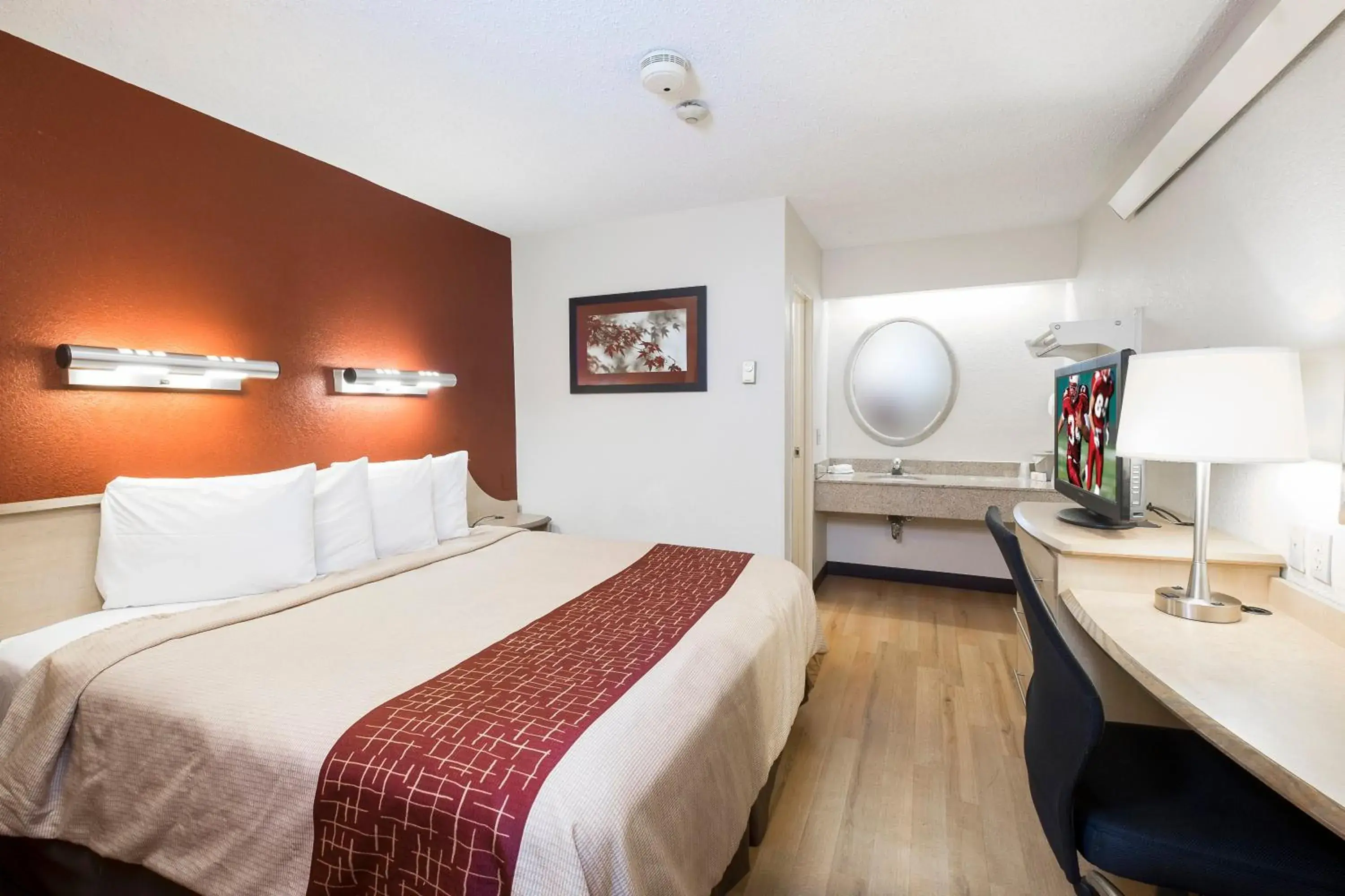 Deluxe King Room Non-Smoking in Red Roof Inn Parkersburg Deluxe King Room Non-Smoking in Red Roof Inn Parkersburg