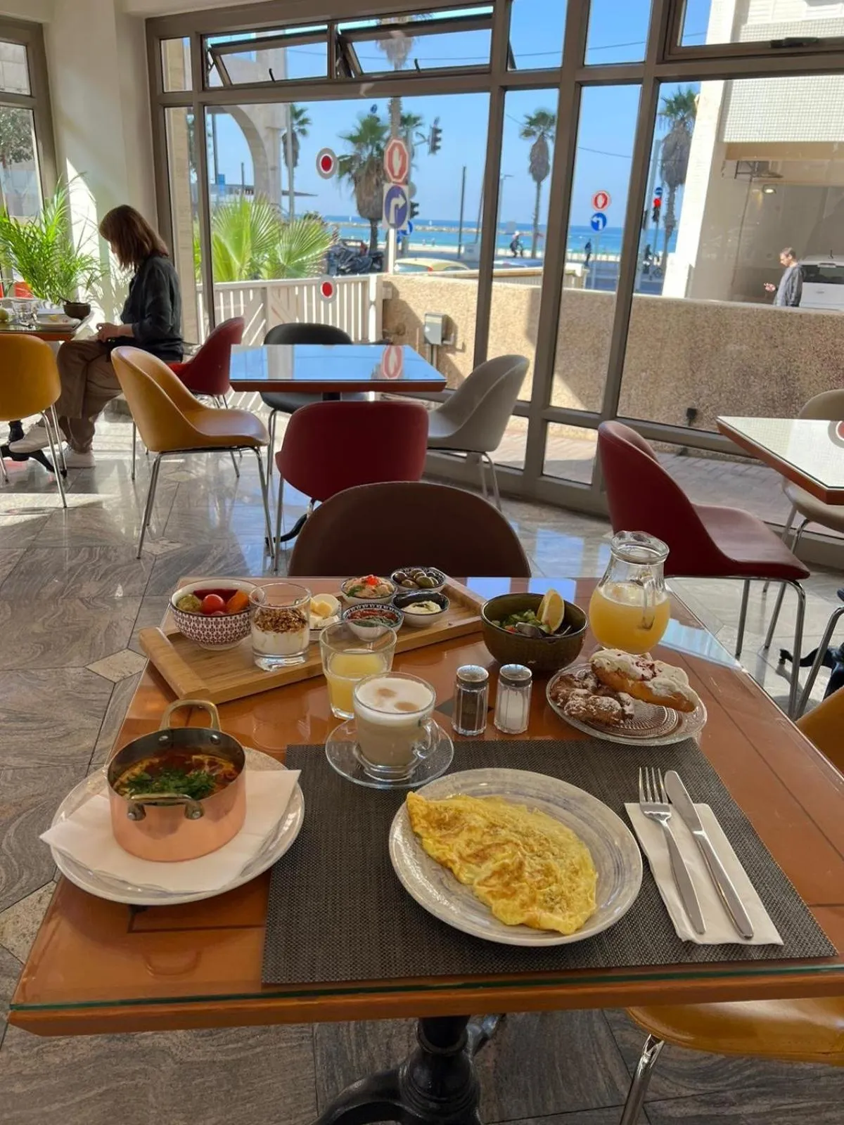 Food and drinks in Abratel Suites Hotel