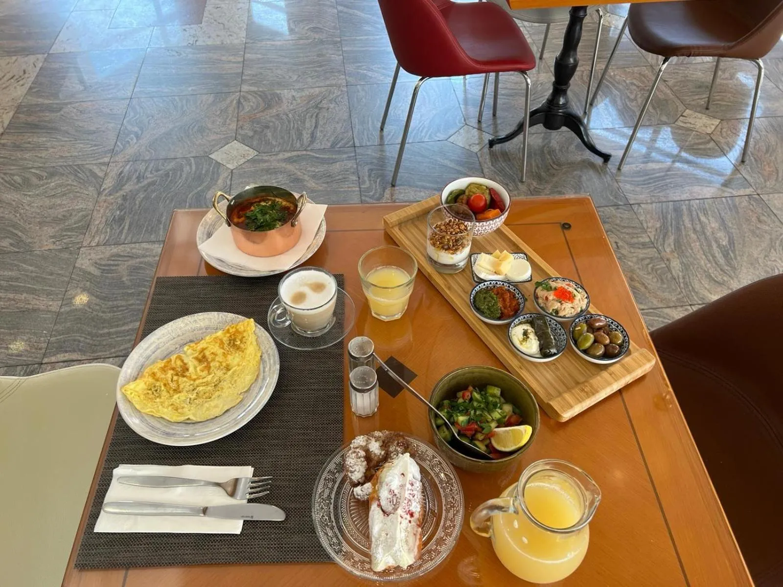 Food and drinks in Abratel Suites Hotel