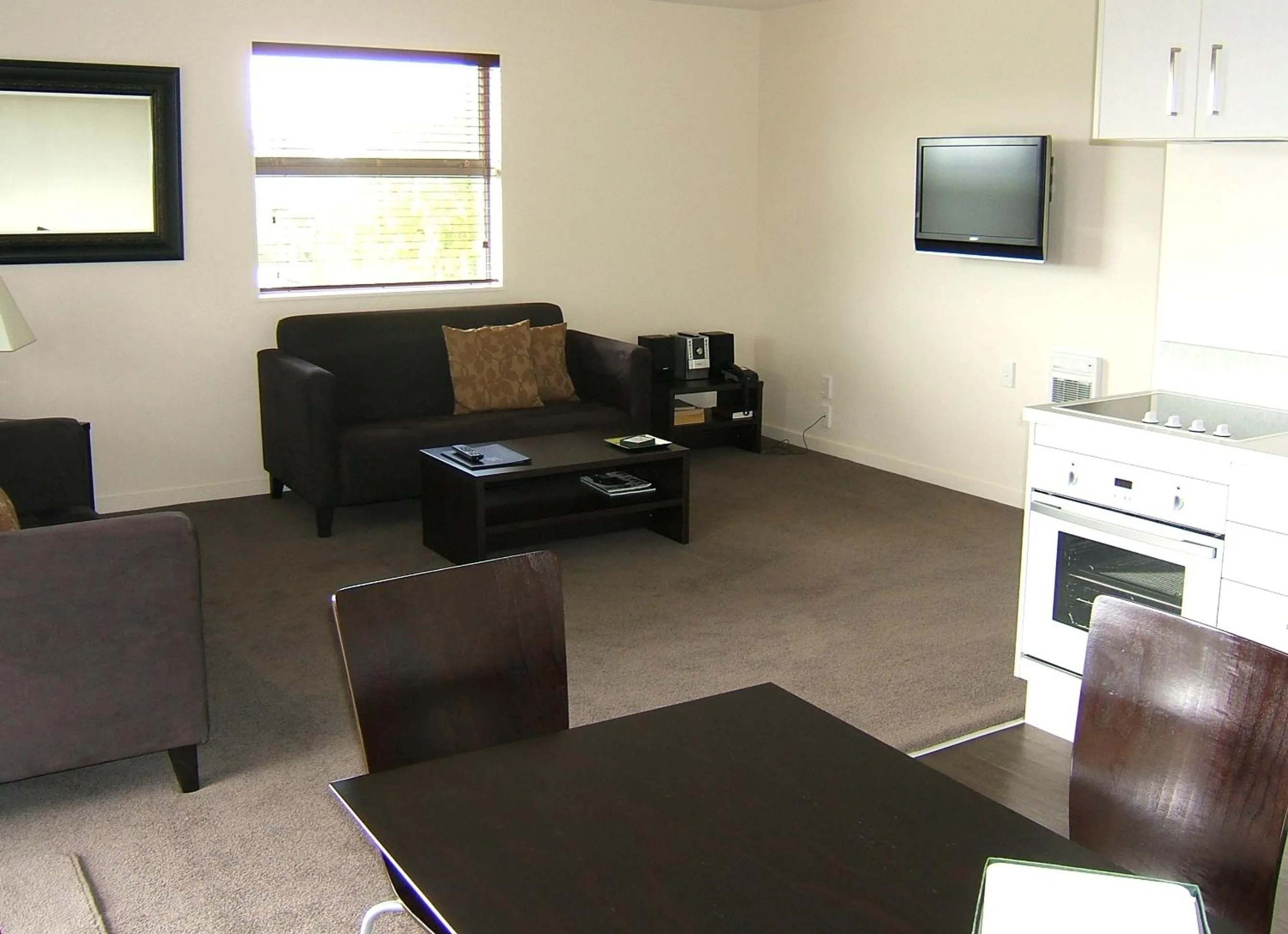 TV and multimedia in Pegasus Gateway Motels & Apartments