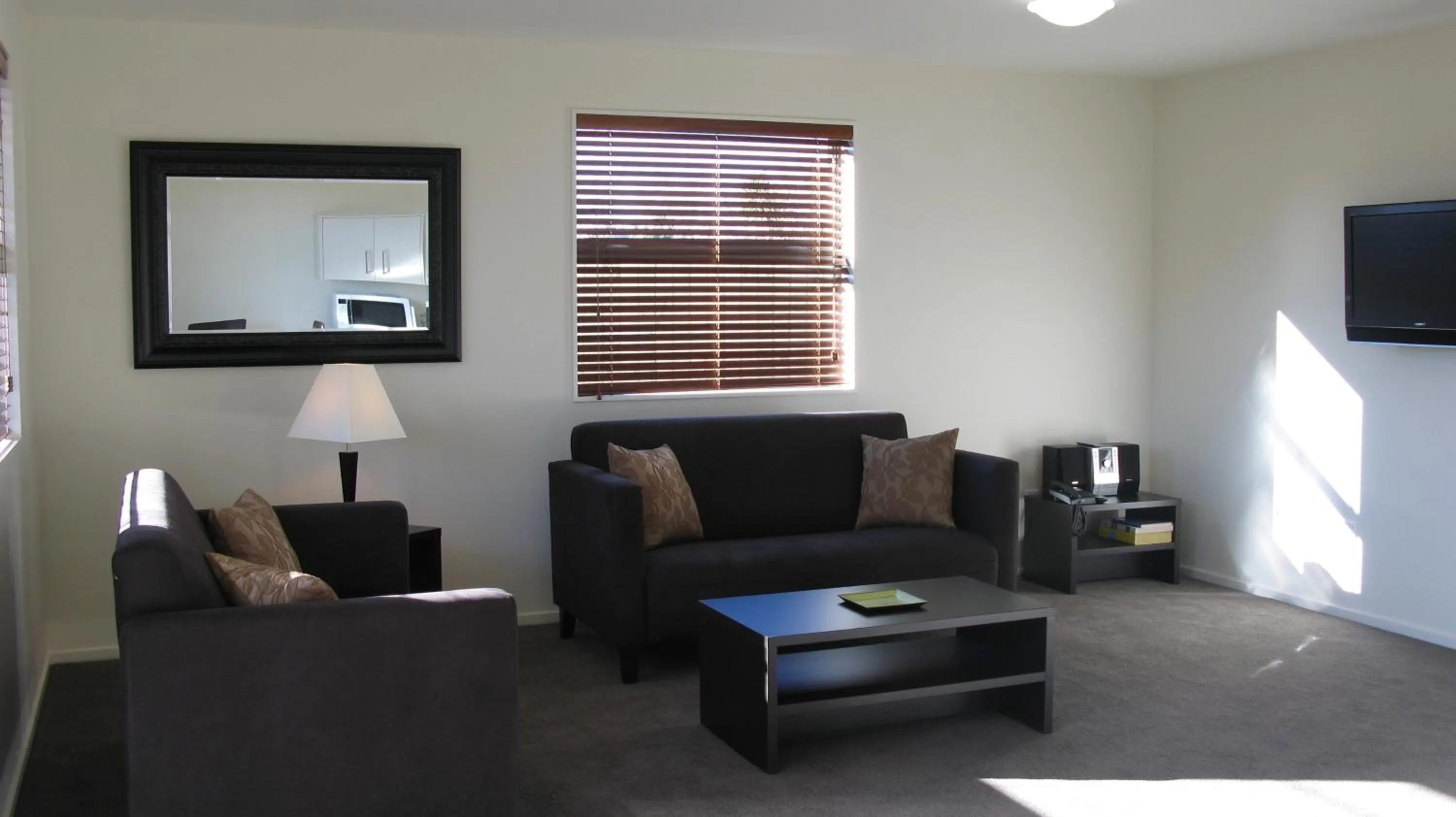 TV and multimedia in Pegasus Gateway Motels & Apartments