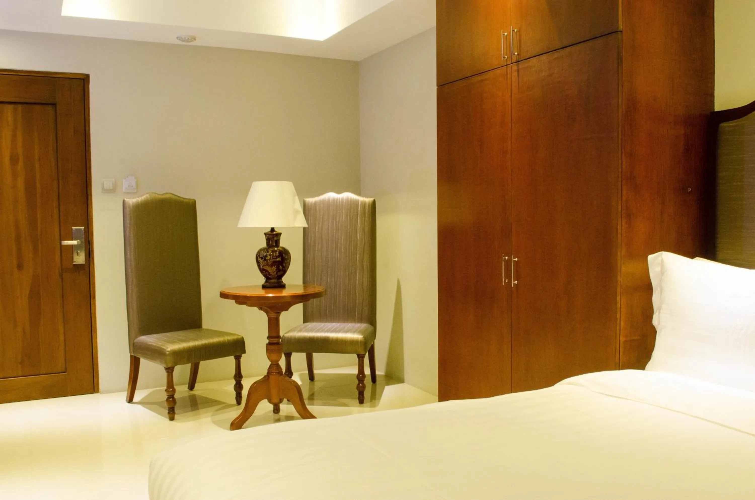 Dining area, Bed in Ritz Hotel Angeles