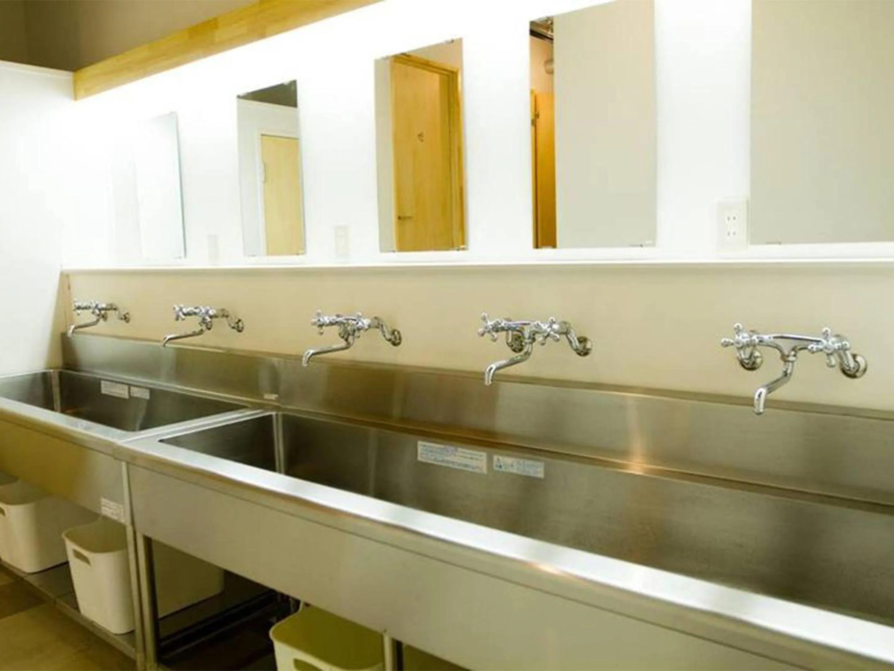 Area and facilities in Hostel TangaTable