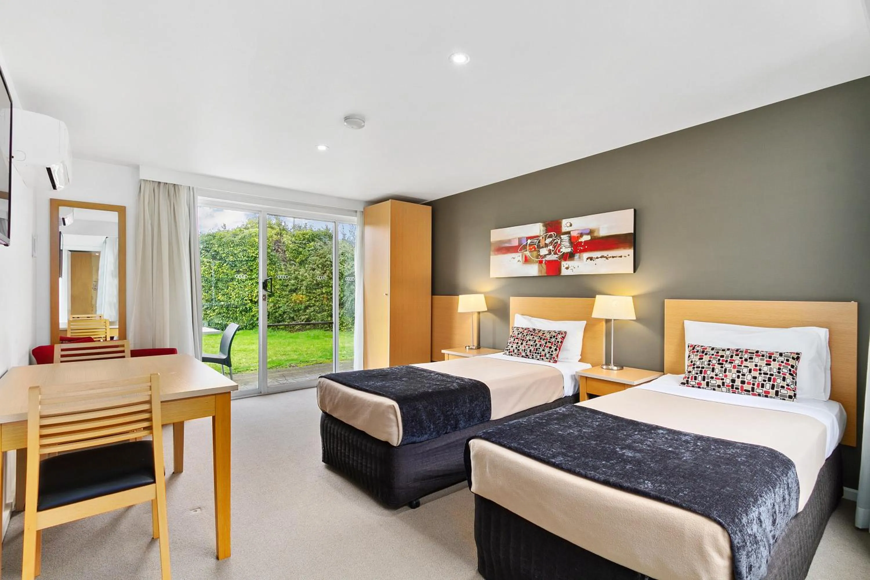 Property building, Bed in Quality Inn & Suites Traralgon