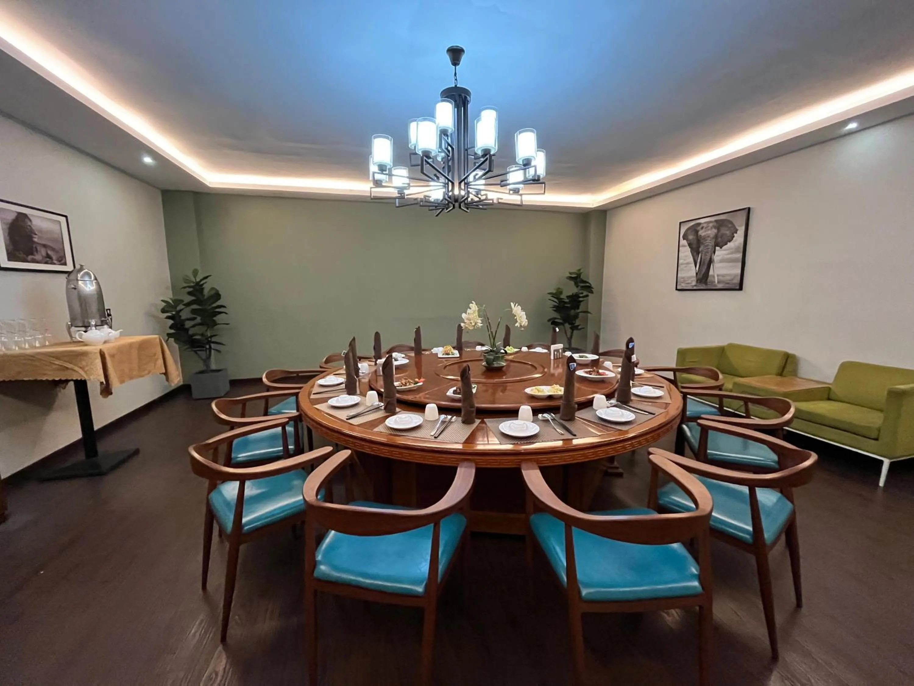 Restaurant/places to eat in 2000 Hotel Downtown Kigali