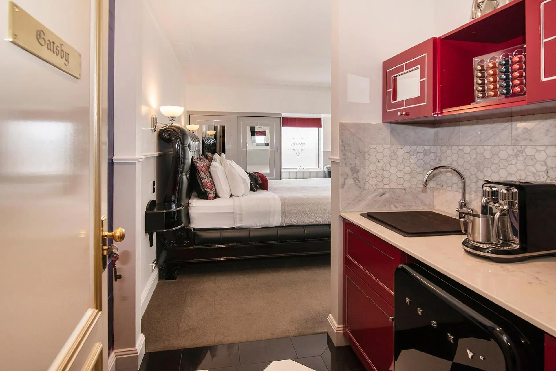 Kitchen or kitchenette, Bed in Josephines Luxury Accommodation