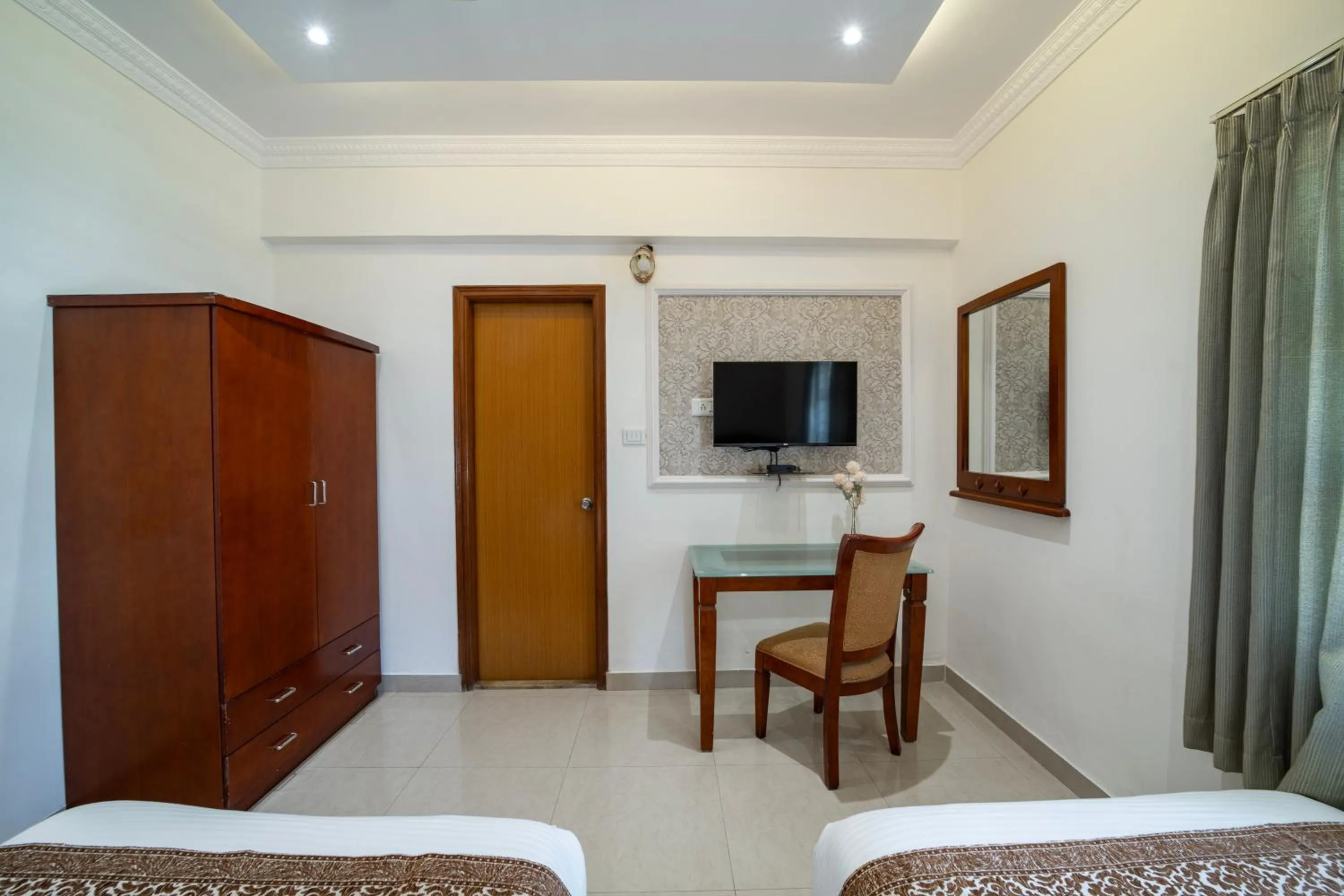 wardrobe, Bed in Hyde Park Orchards