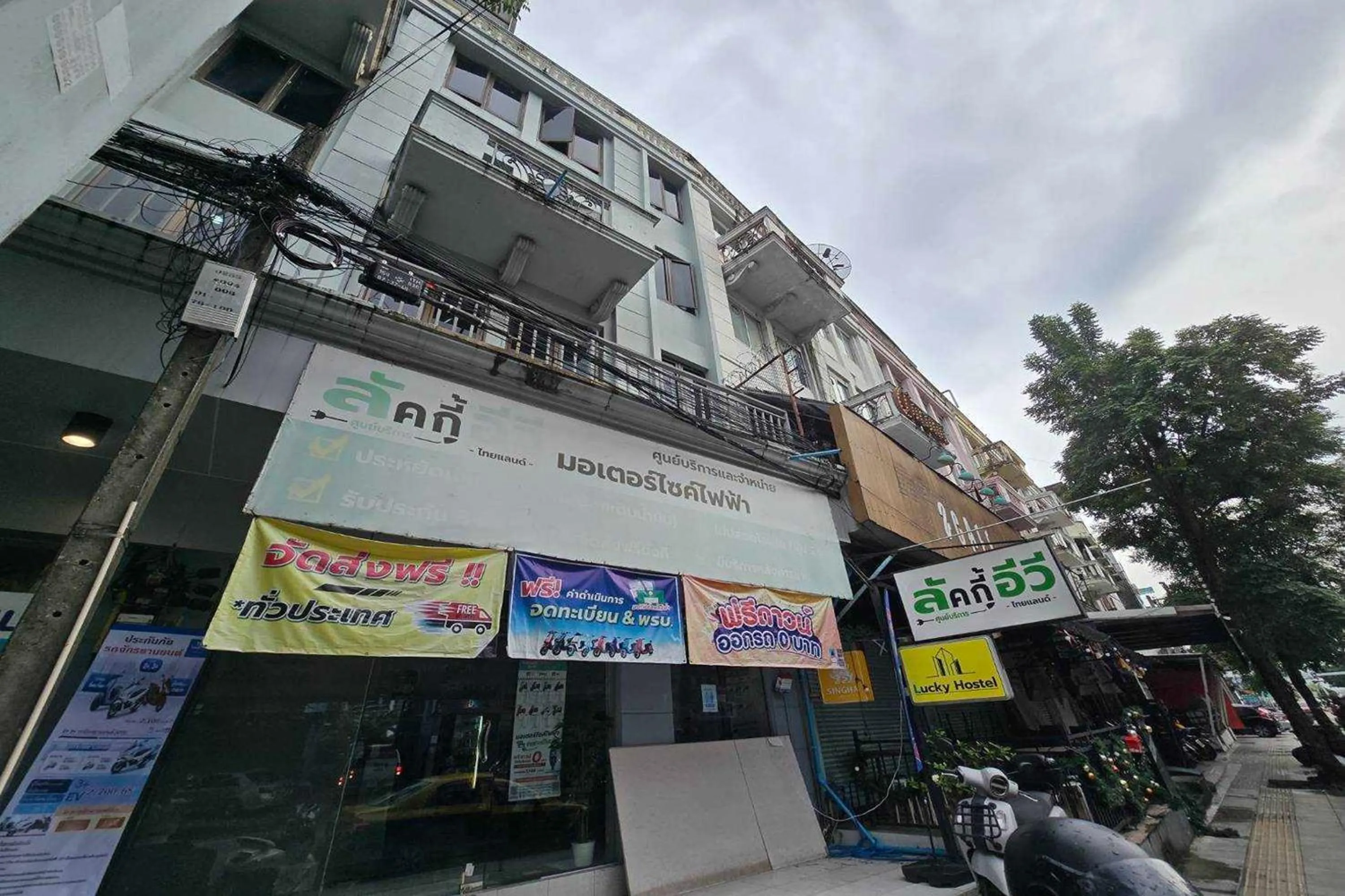 Property building in Sukhum Huai Khwang Guest House