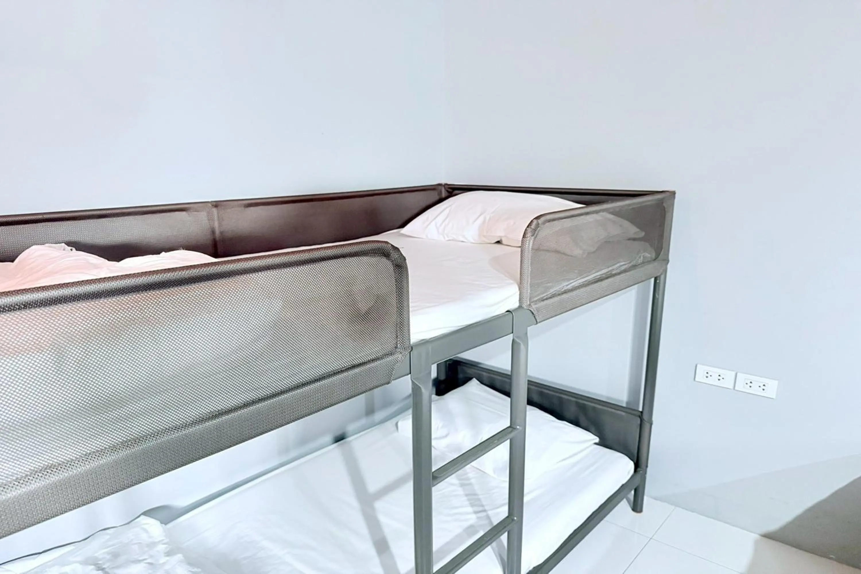 Photo of the whole room, Bed in Sukhum Huai Khwang Guest House