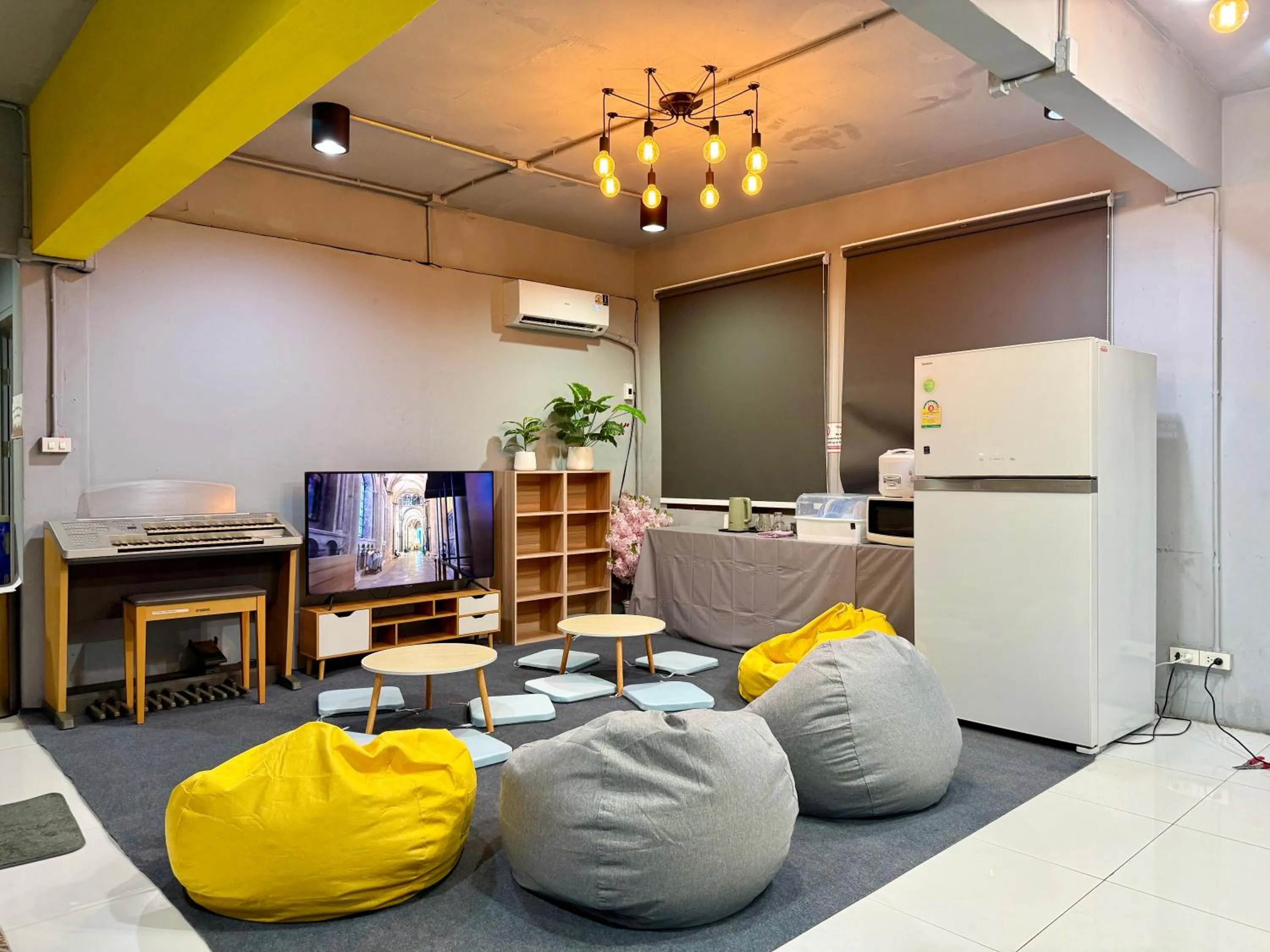 Living room in Sukhum Huai Khwang Guest House