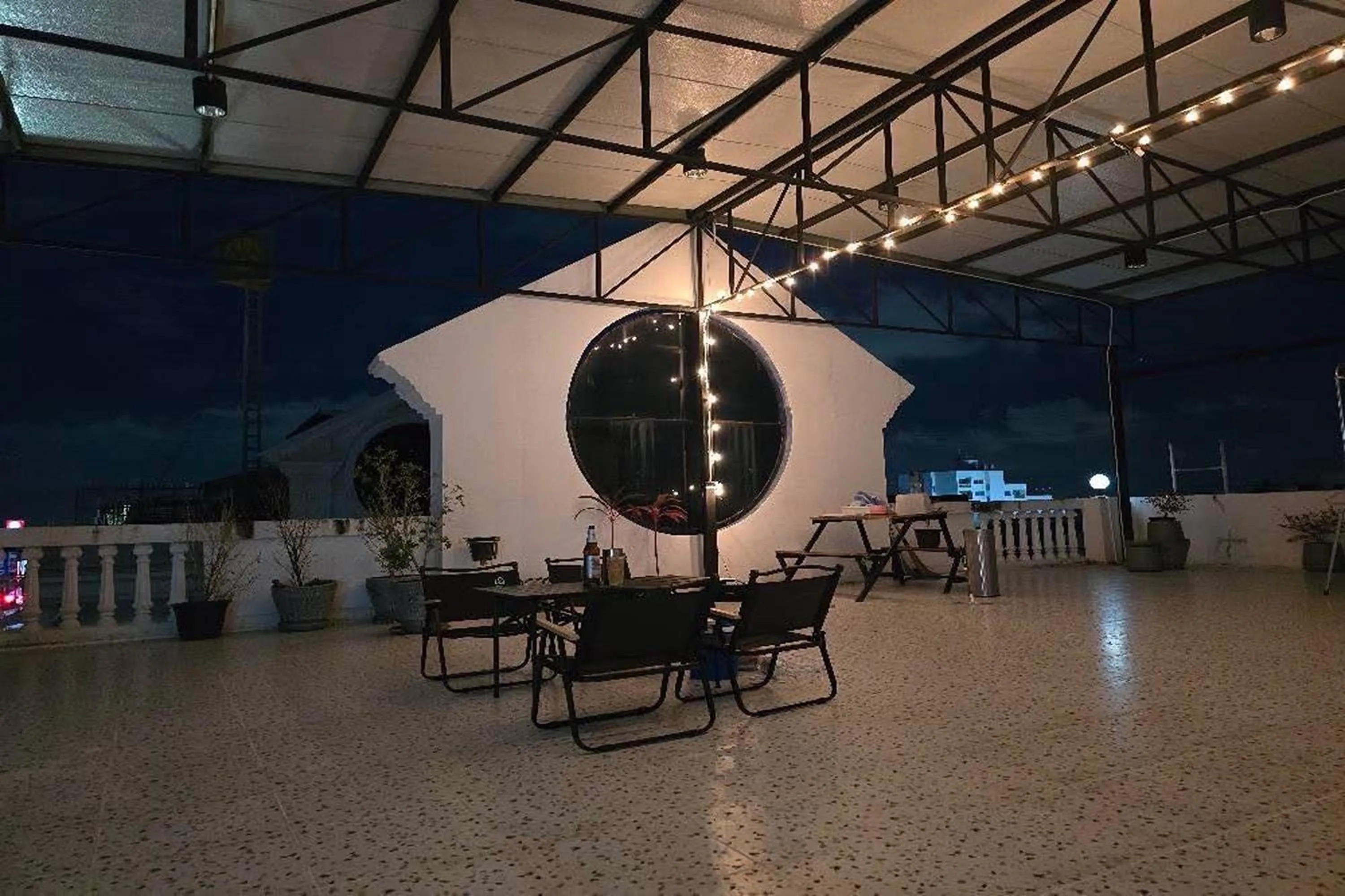 Seating area in Sukhum Huai Khwang Guest House