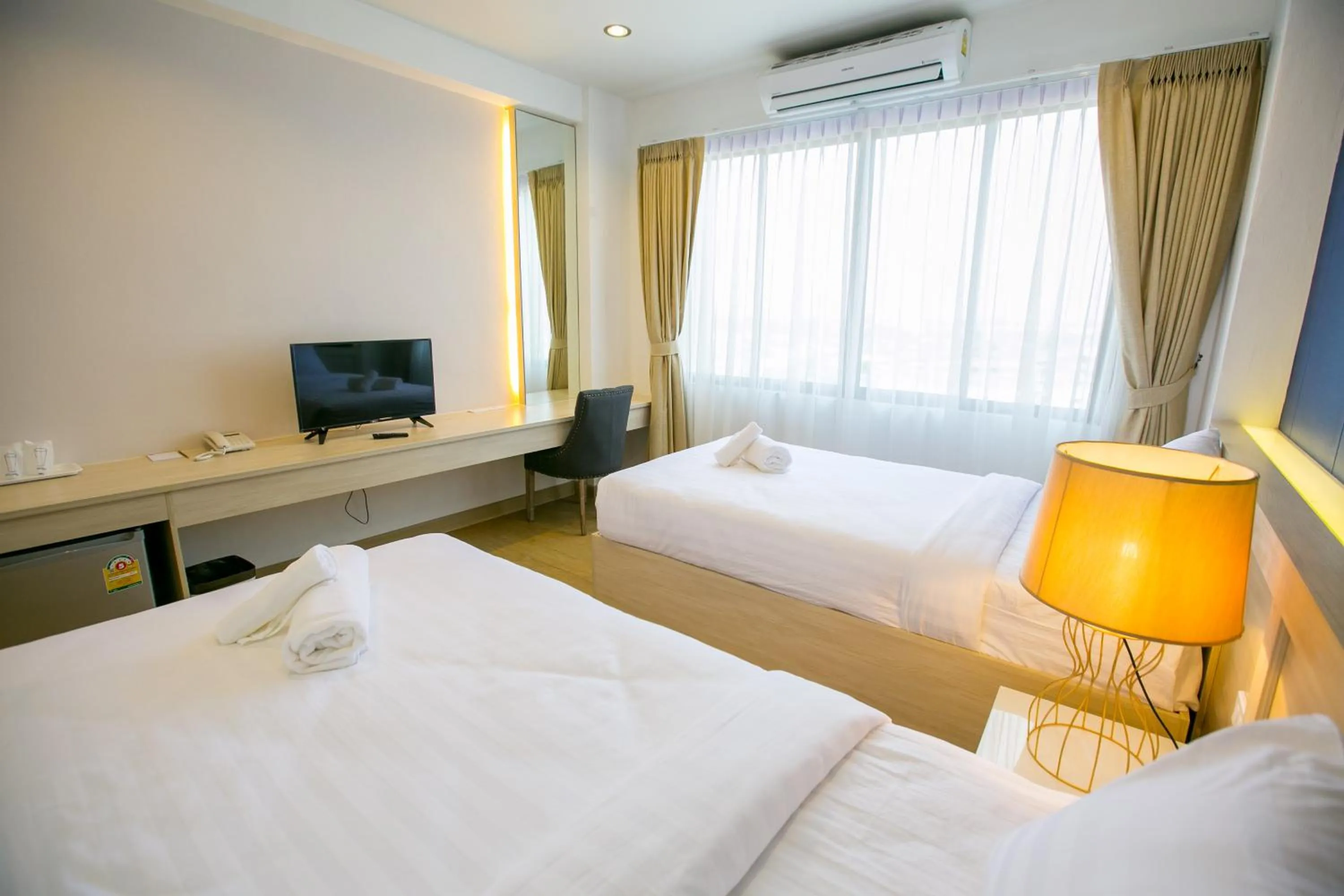 Shower, Bed in Phrae Nakara Hotel