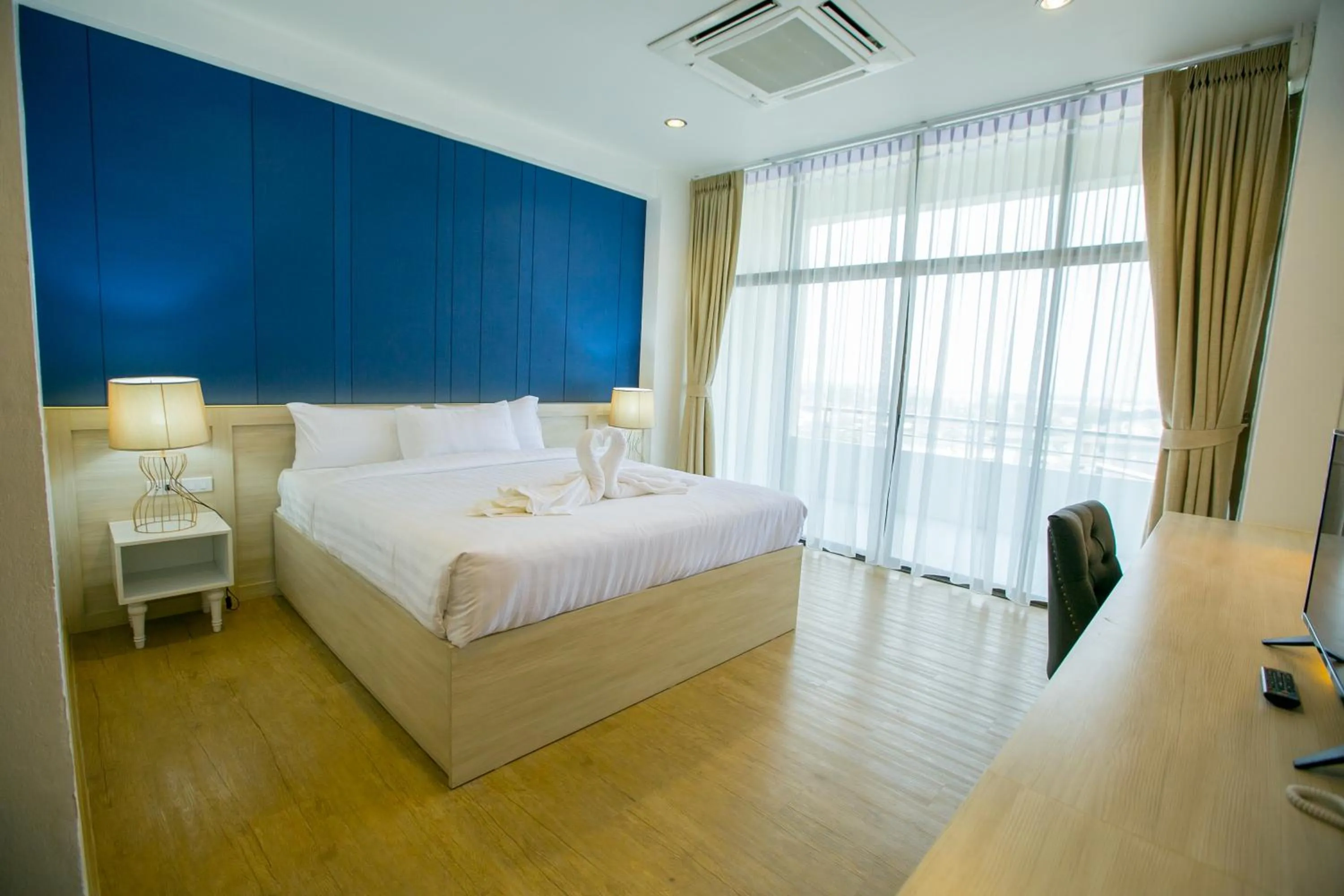 Shower, Bed in Phrae Nakara Hotel