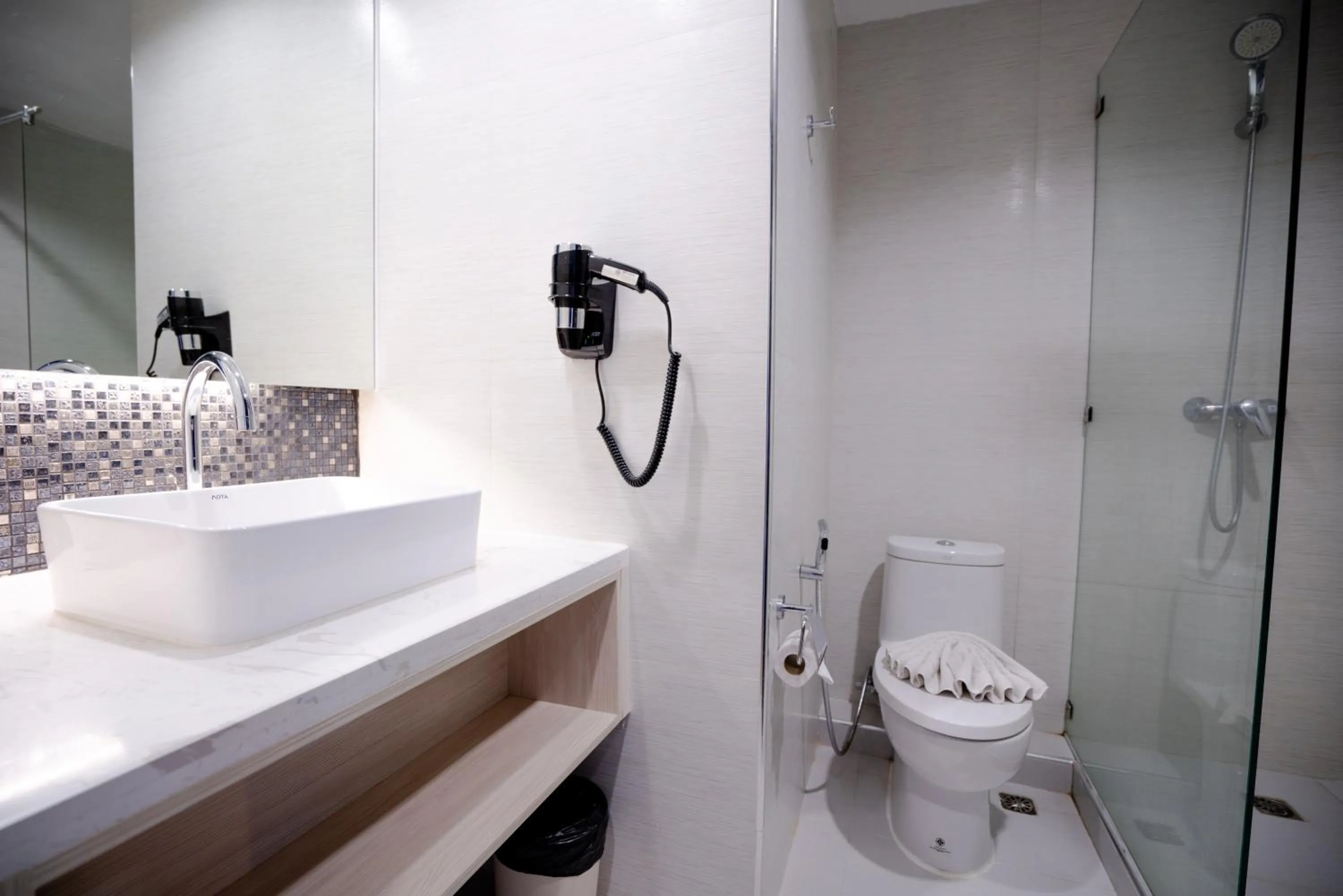 Shower in Phrae Nakara Hotel