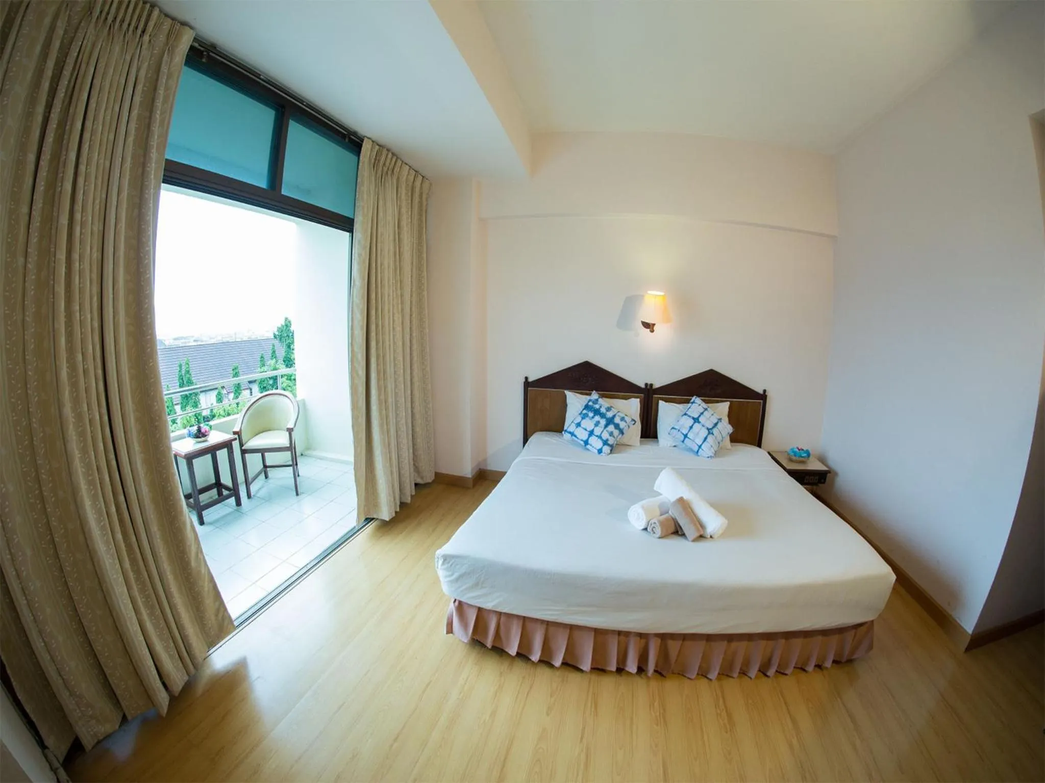 Shower, Bed in Phrae Nakara Hotel
