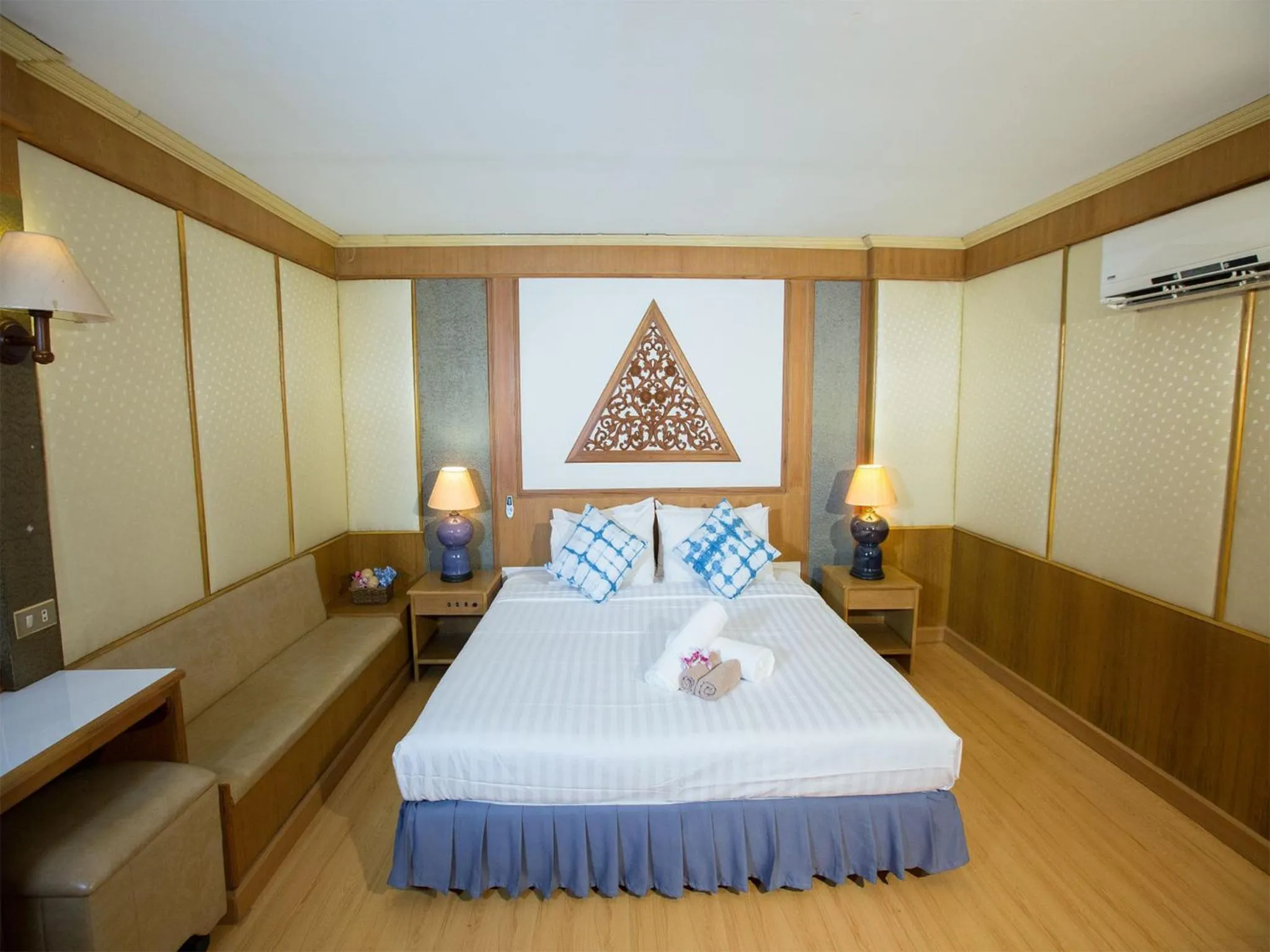 Shower, Bed in Phrae Nakara Hotel