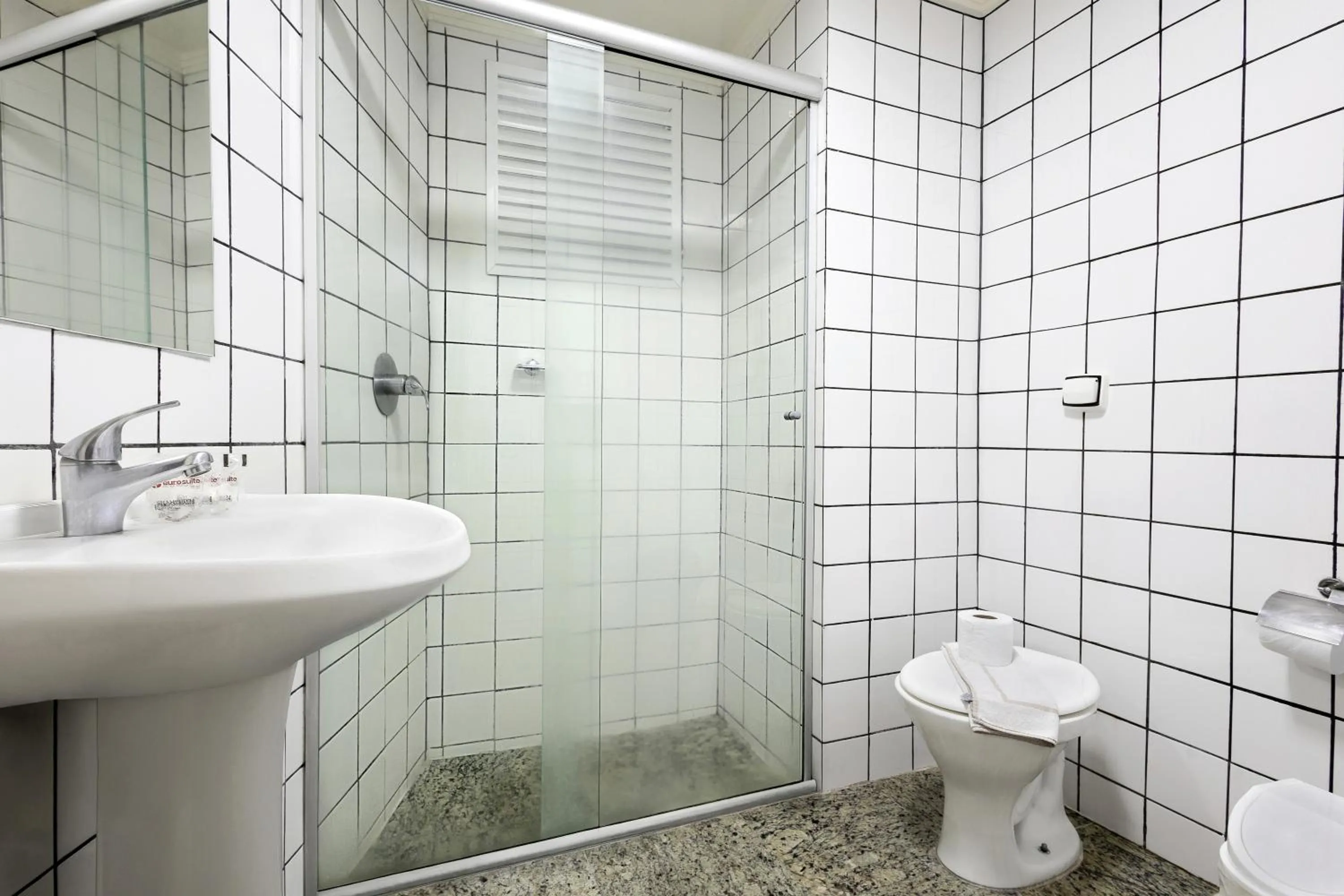 Shower in Hotel Euro Suite São Paulo by Nacional Inn - A 600 METROS DA RUA 25 DE MARÇO