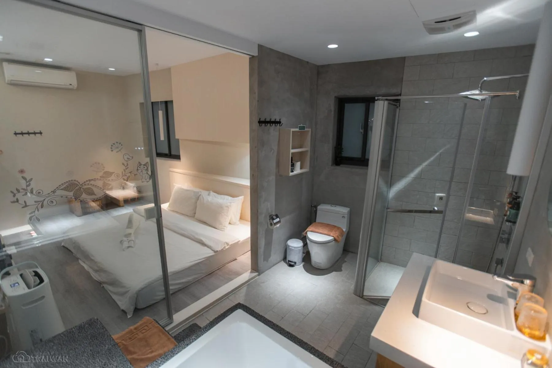 Photo of the whole room, Bed in Happiness . danshui