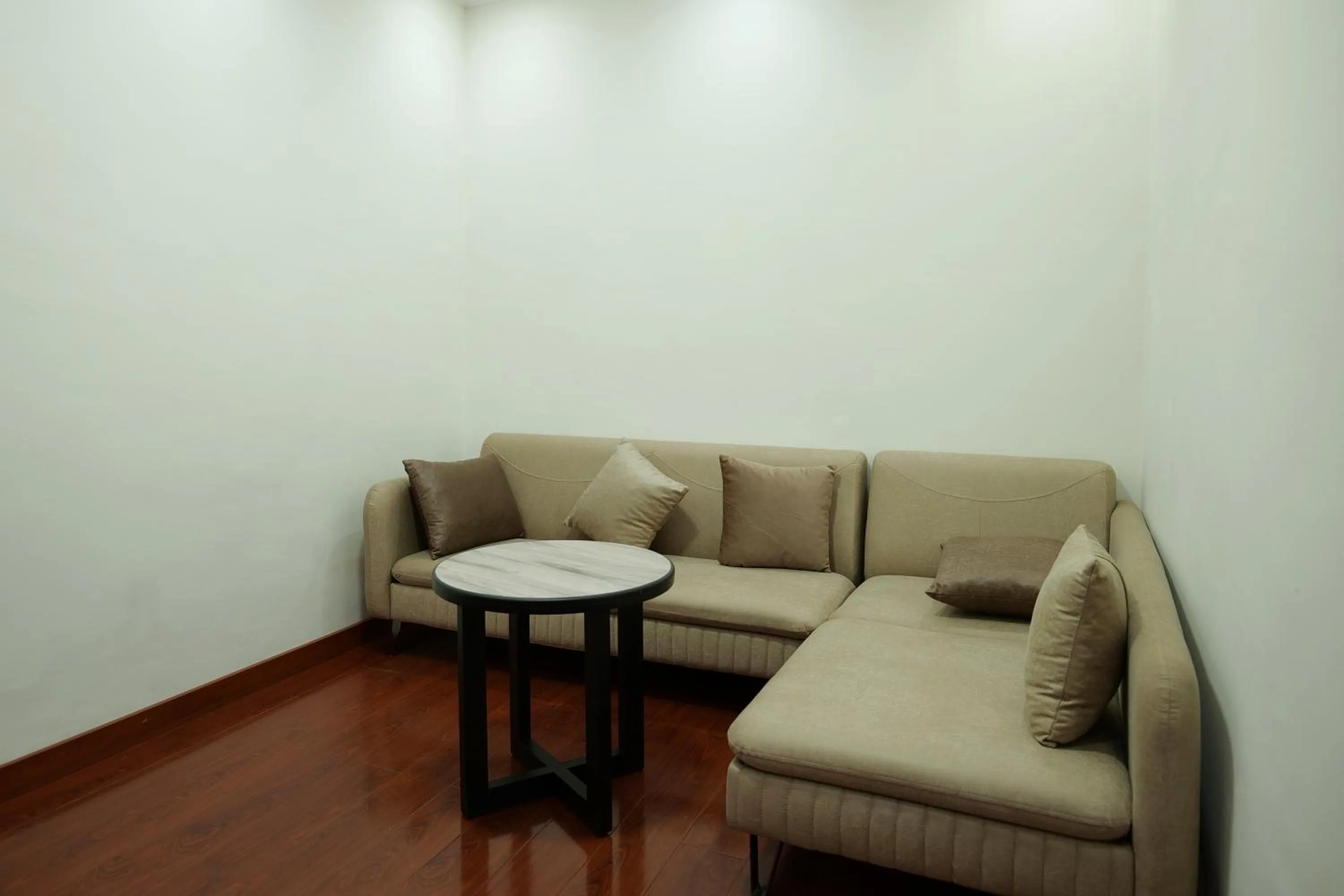 Living room in Crescent International Hotel