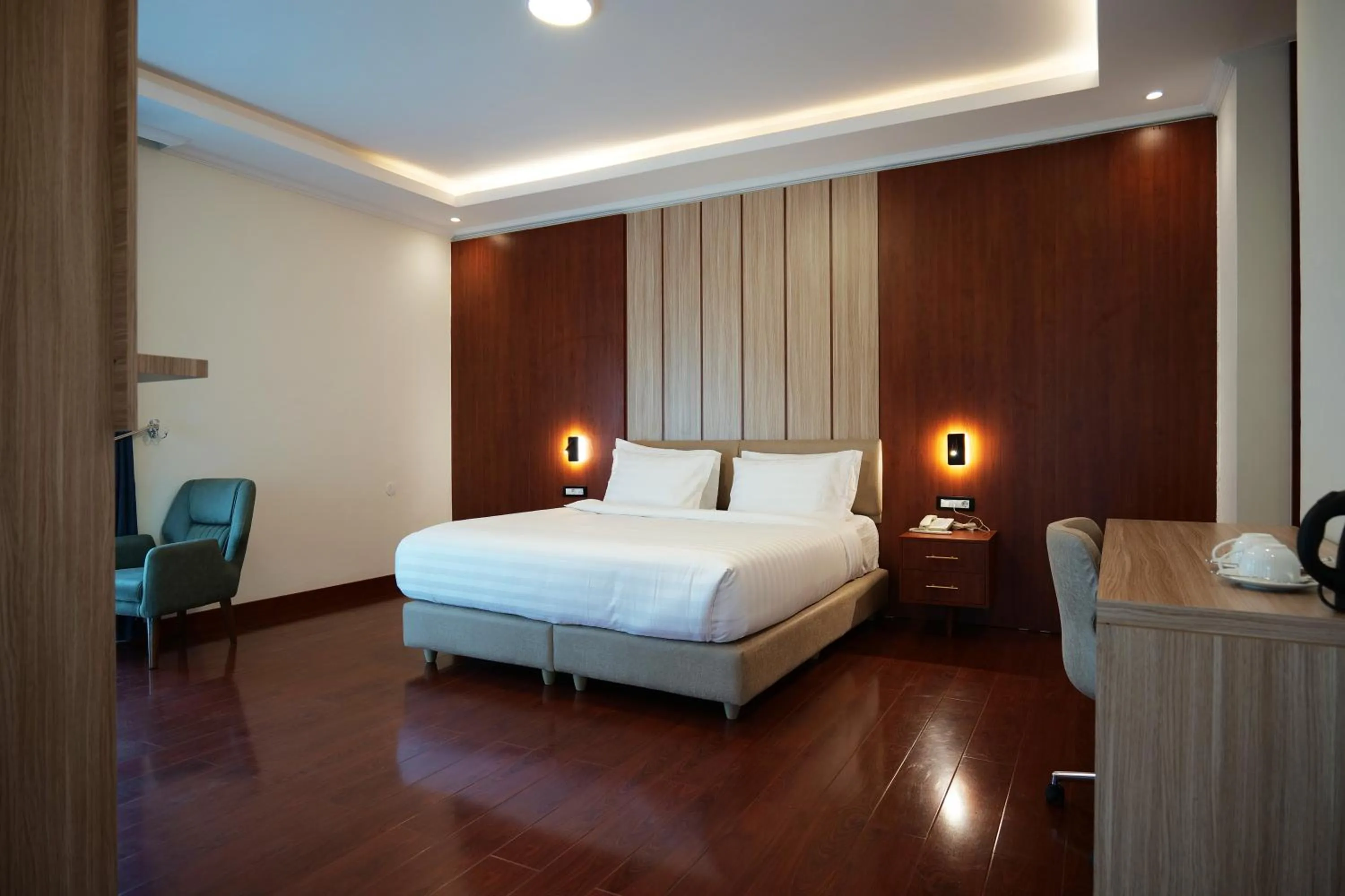 Bedroom, Bed in Crescent International Hotel