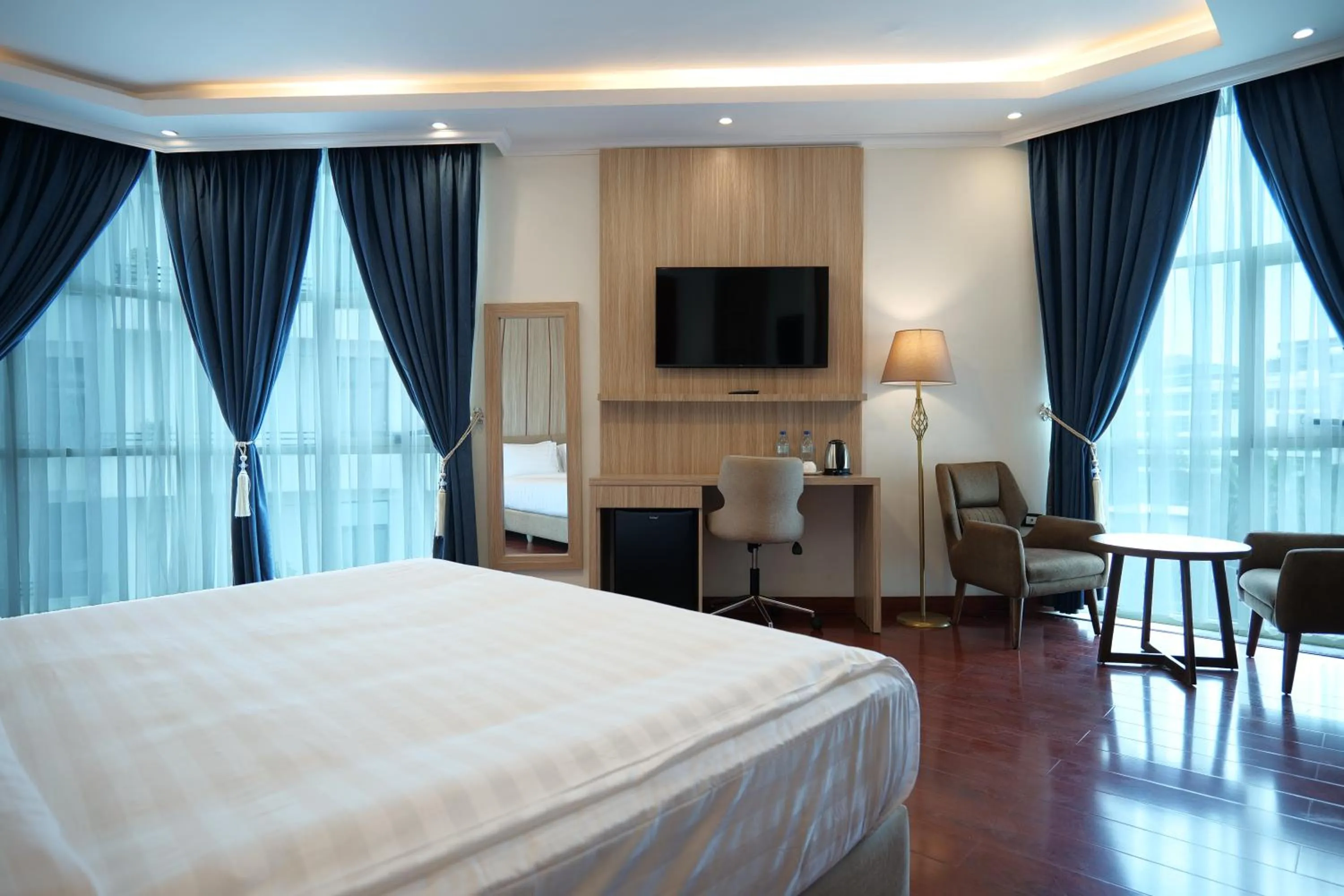 Bed in Crescent International Hotel