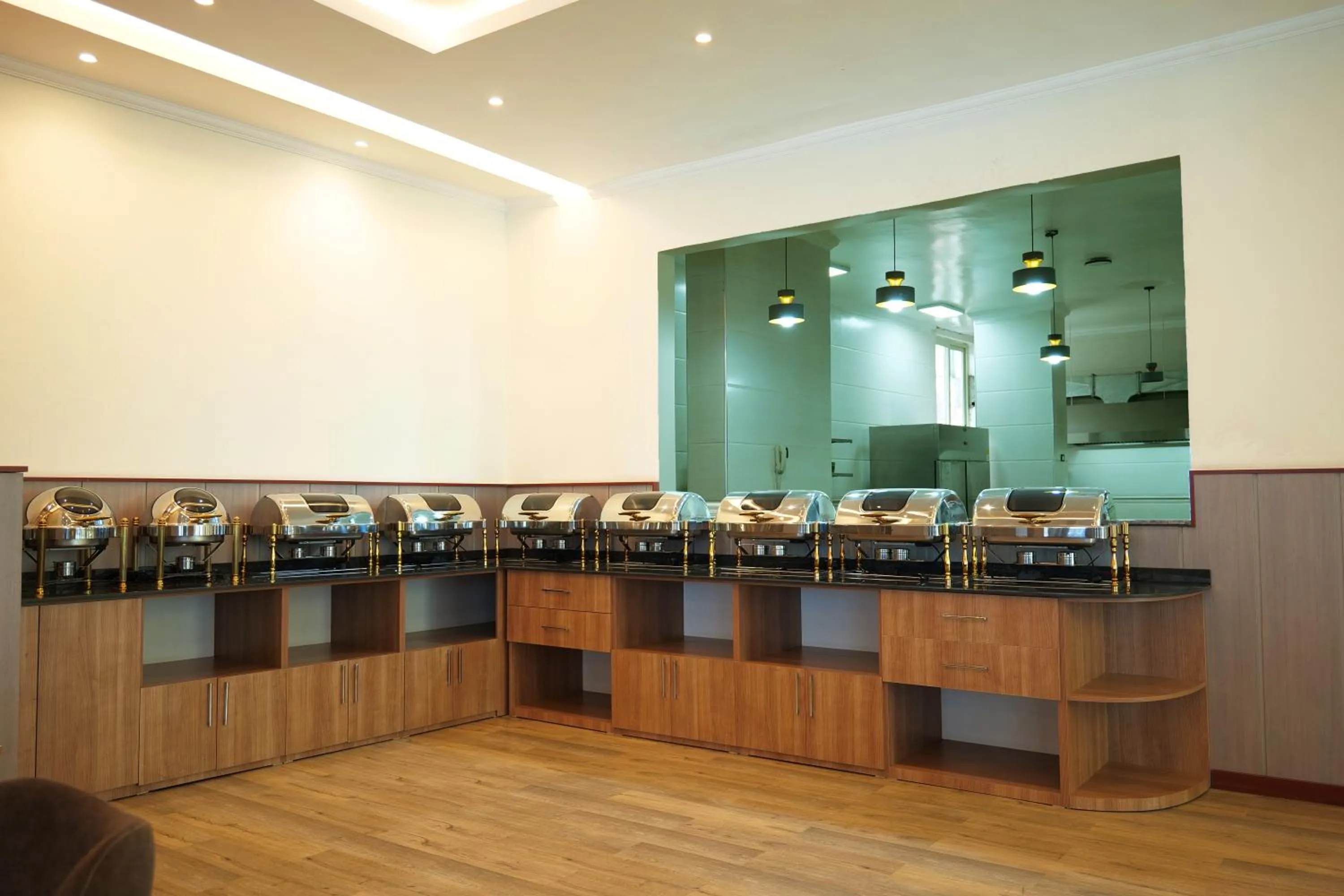 Restaurant/places to eat in Crescent International Hotel