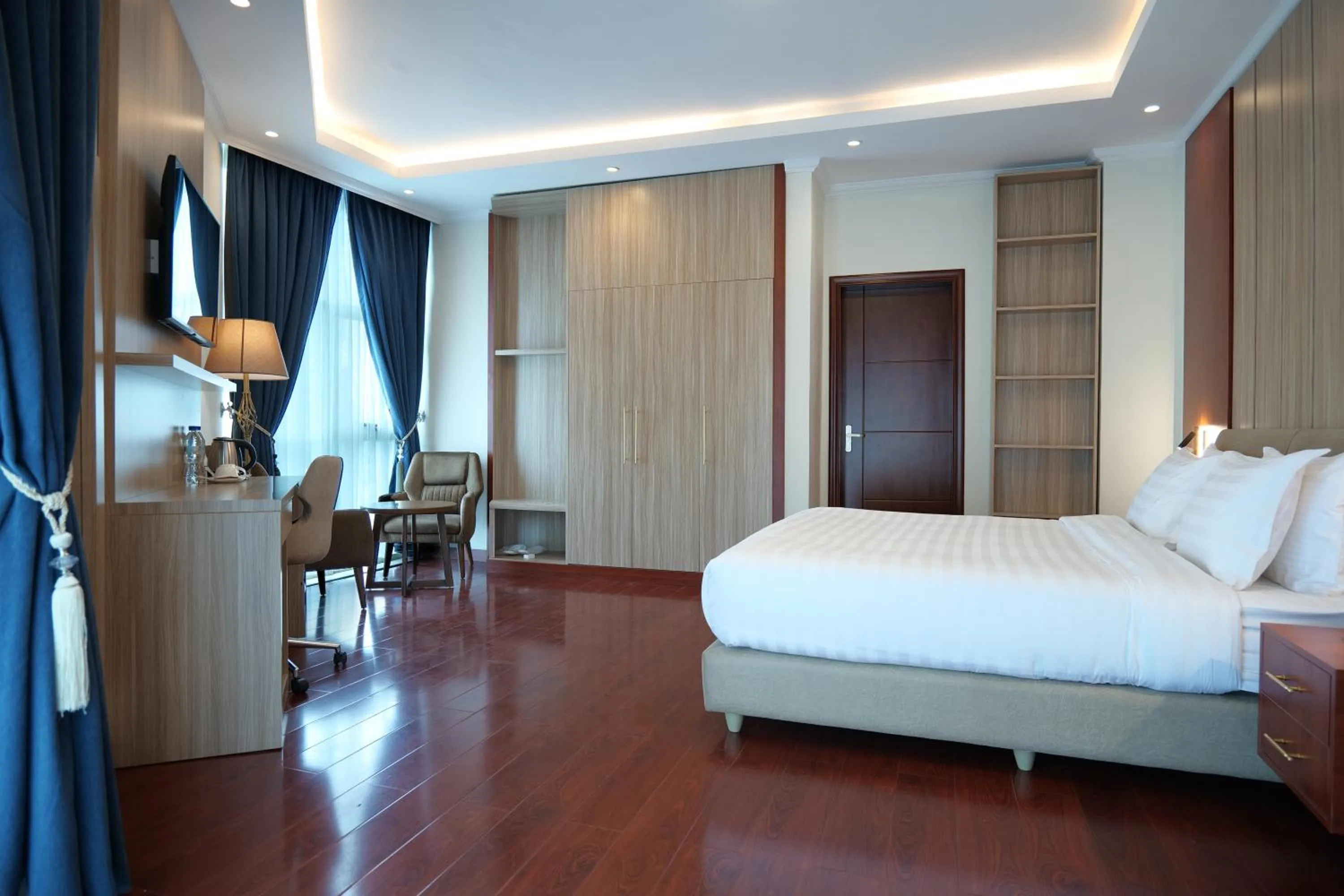 Bed in Crescent International Hotel