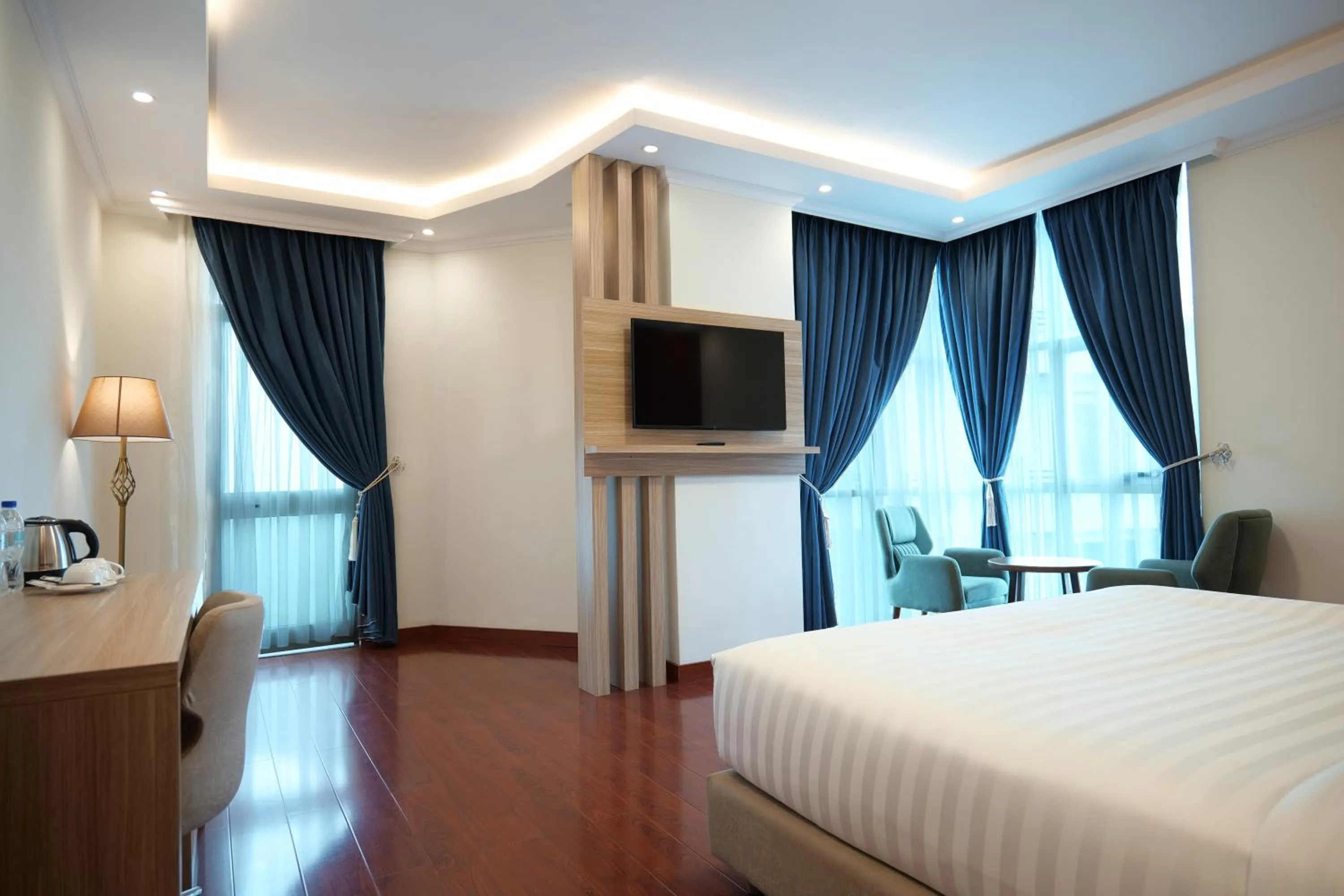 Balcony/Terrace, Bed in Crescent International Hotel