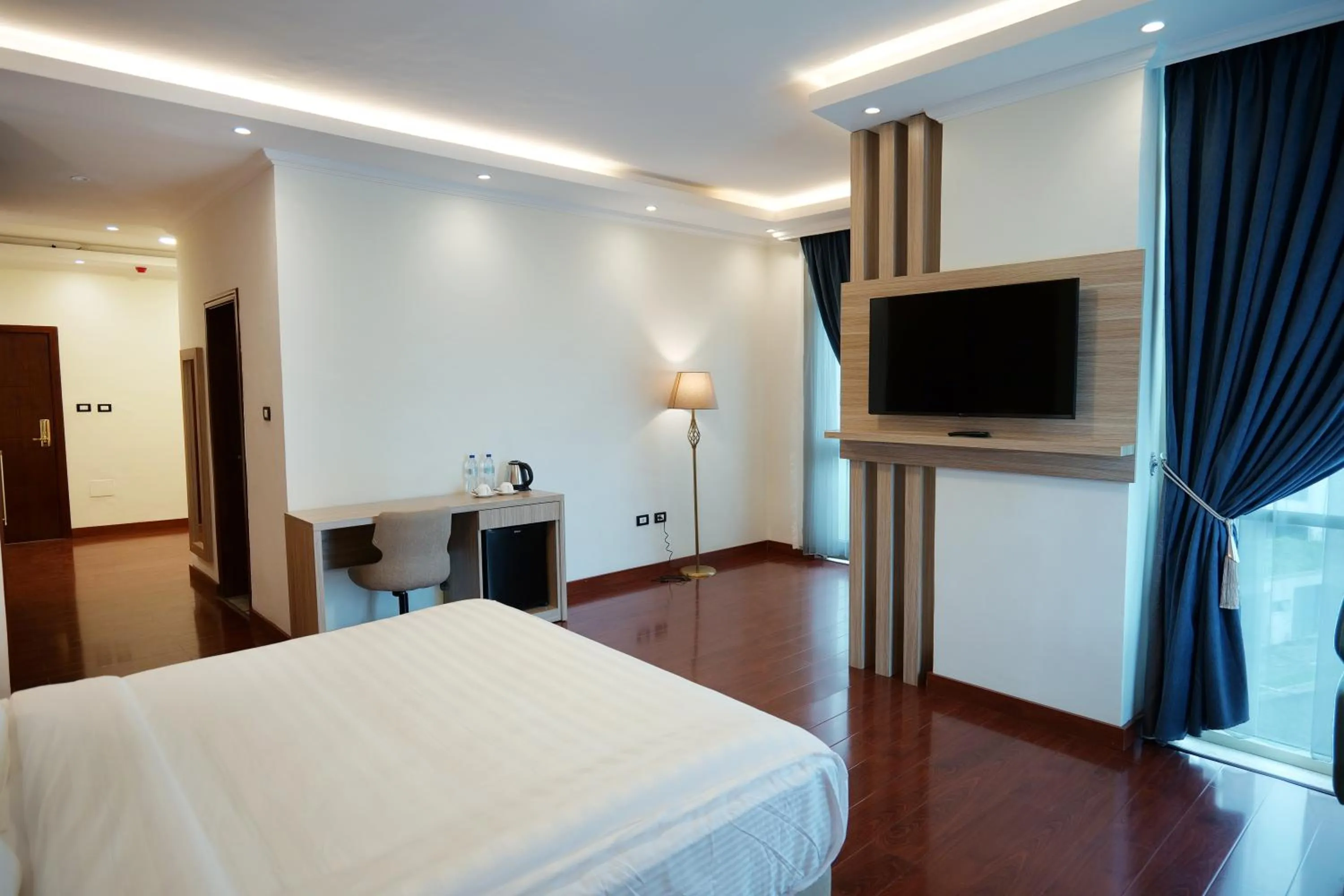 TV and multimedia, Bed in Crescent International Hotel